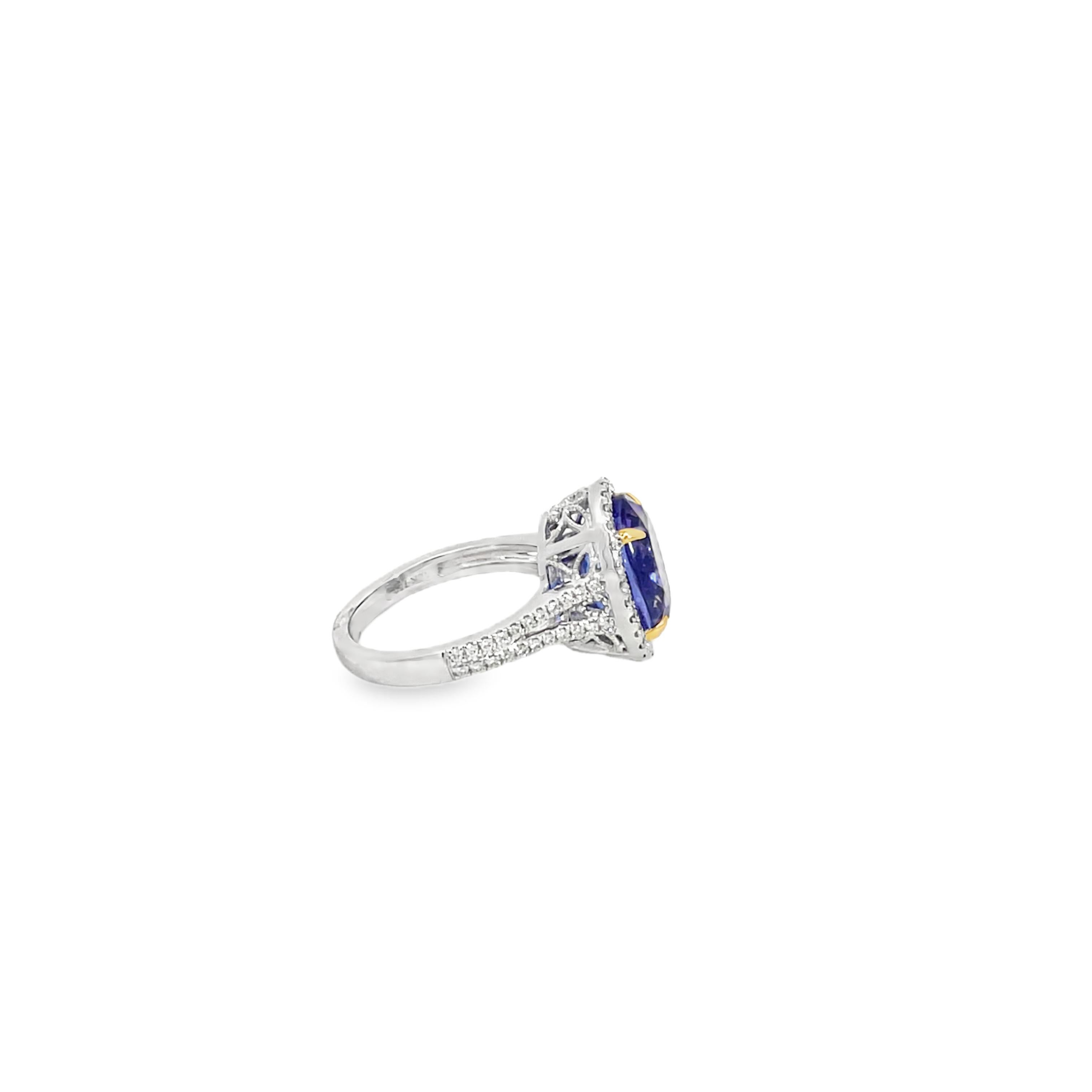 Bague cocktail en or blanc avec tanzanite ovale de 6,39 carats et diamants Neuf - En vente à Great Neck, NY