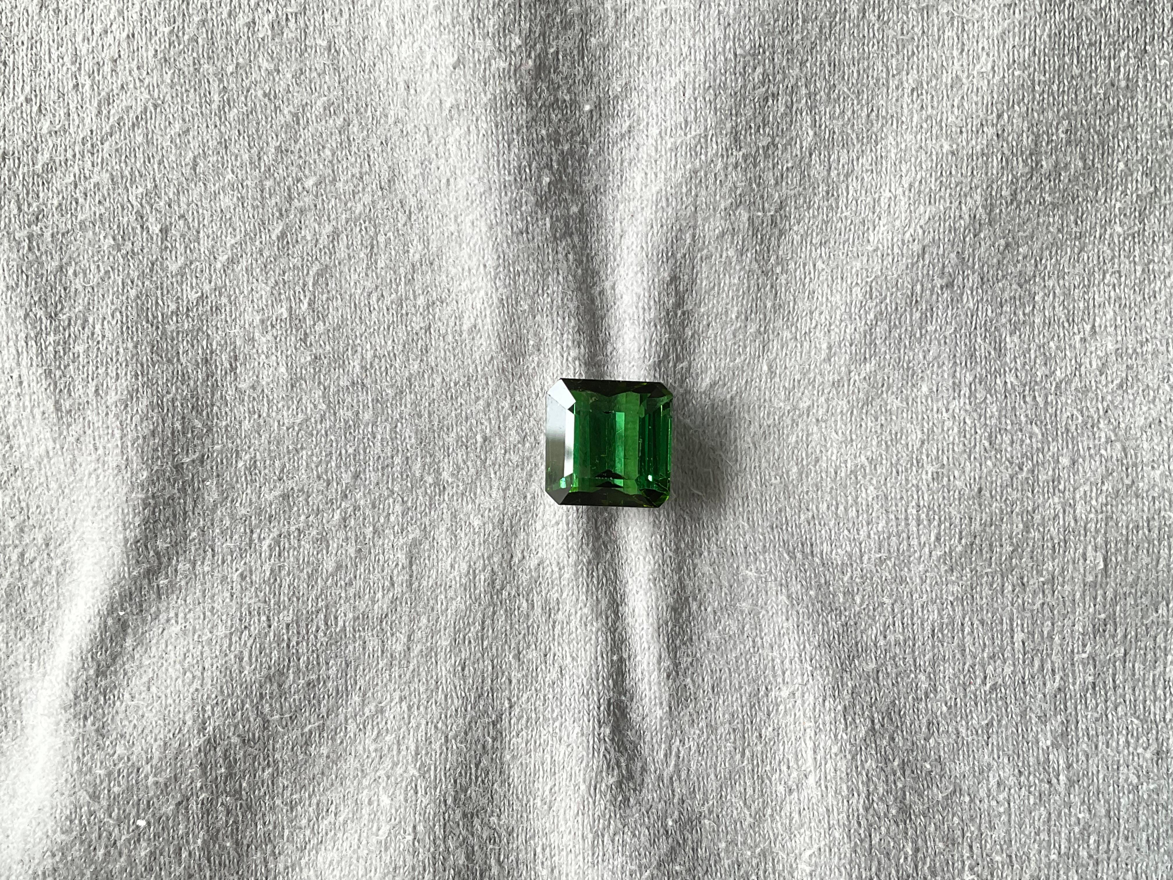 Art déco Pierre naturelle de 6.39 carats, tourmaline verte octogonale taillée à facettes de qualité supérieure en vente