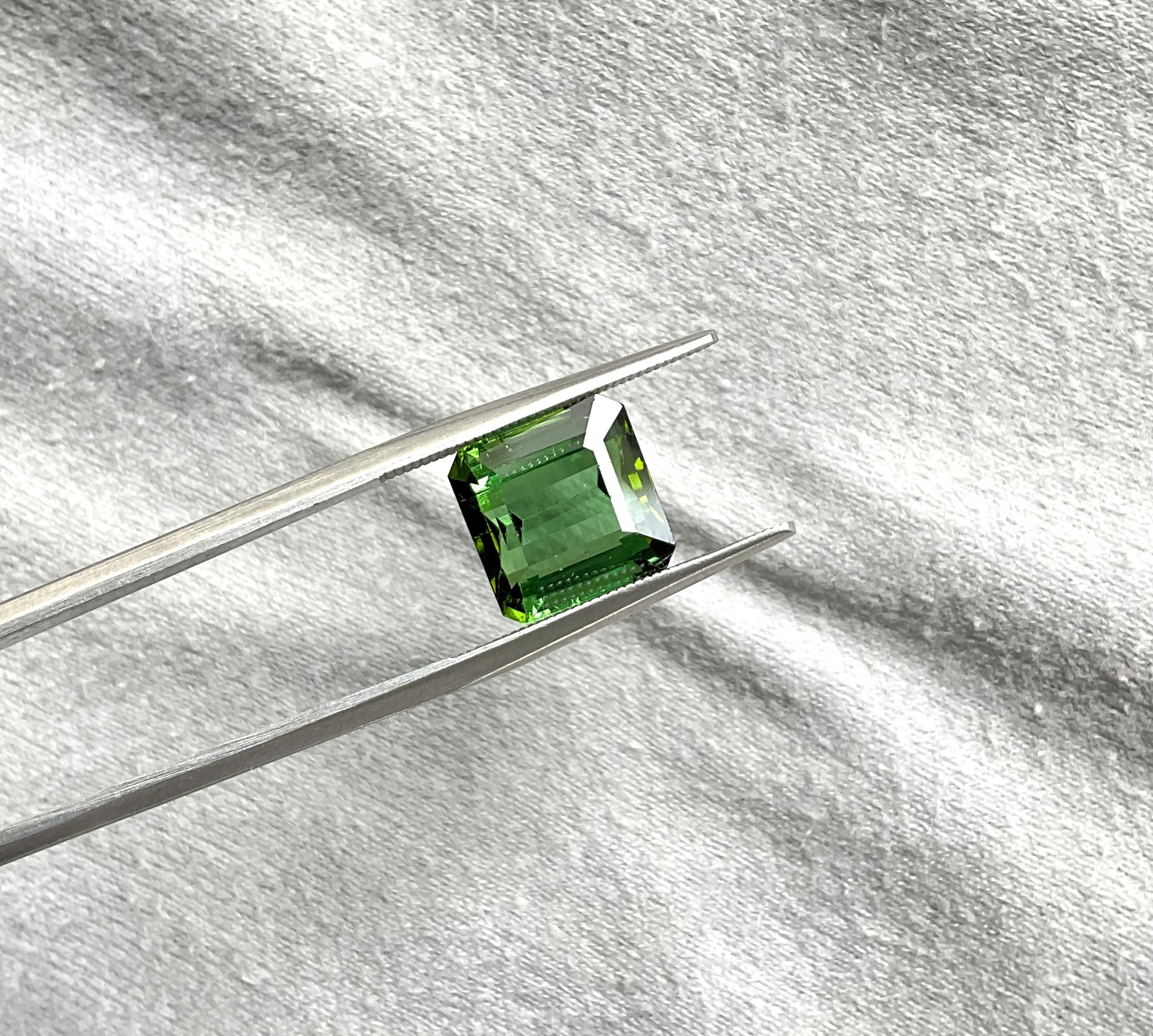 Taille octogone Pierre naturelle de 6.39 carats, tourmaline verte octogonale taillée à facettes de qualité supérieure en vente