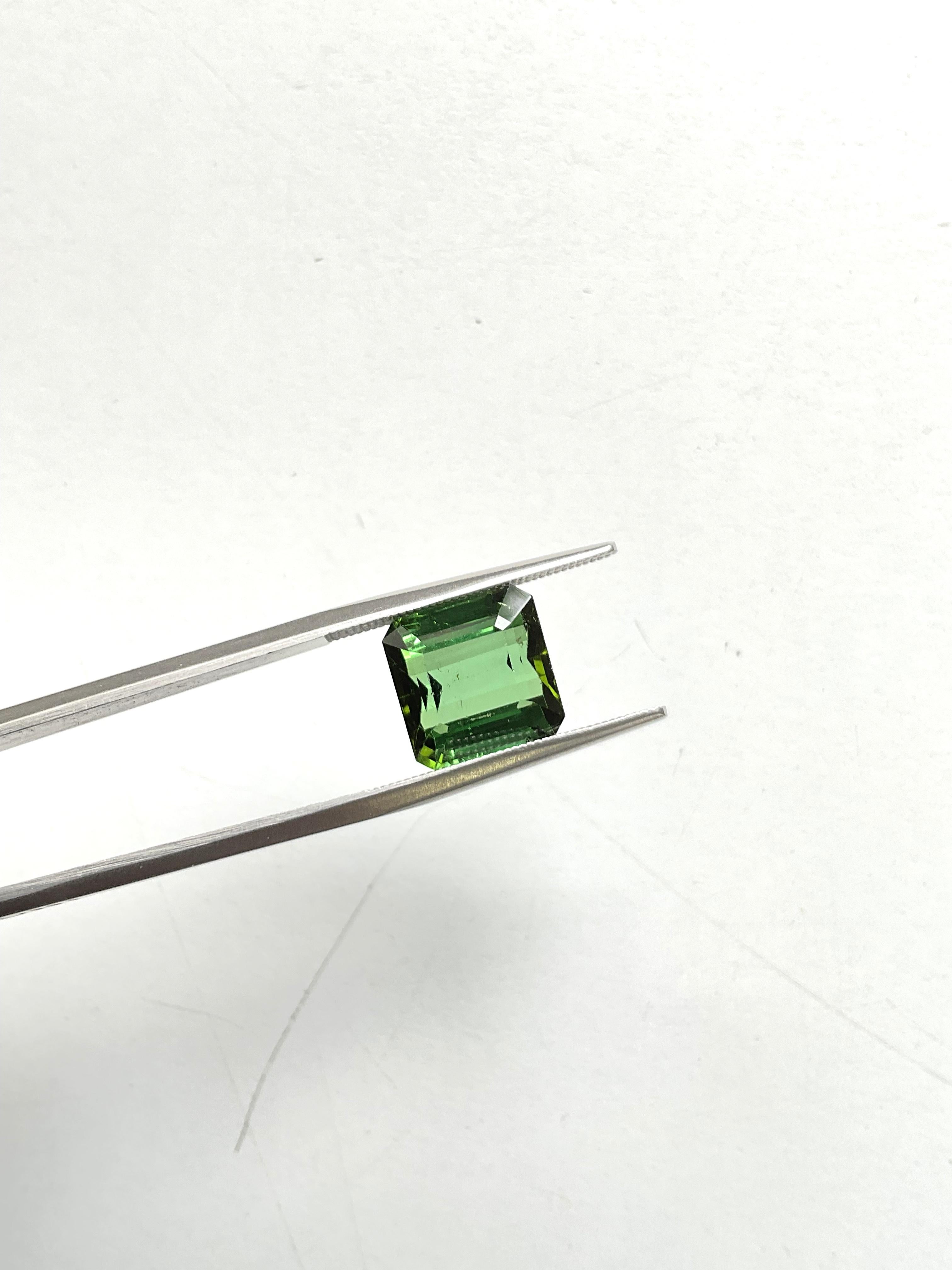 Pierre naturelle de 6.39 carats, tourmaline verte octogonale taillée à facettes de qualité supérieure Unisexe en vente