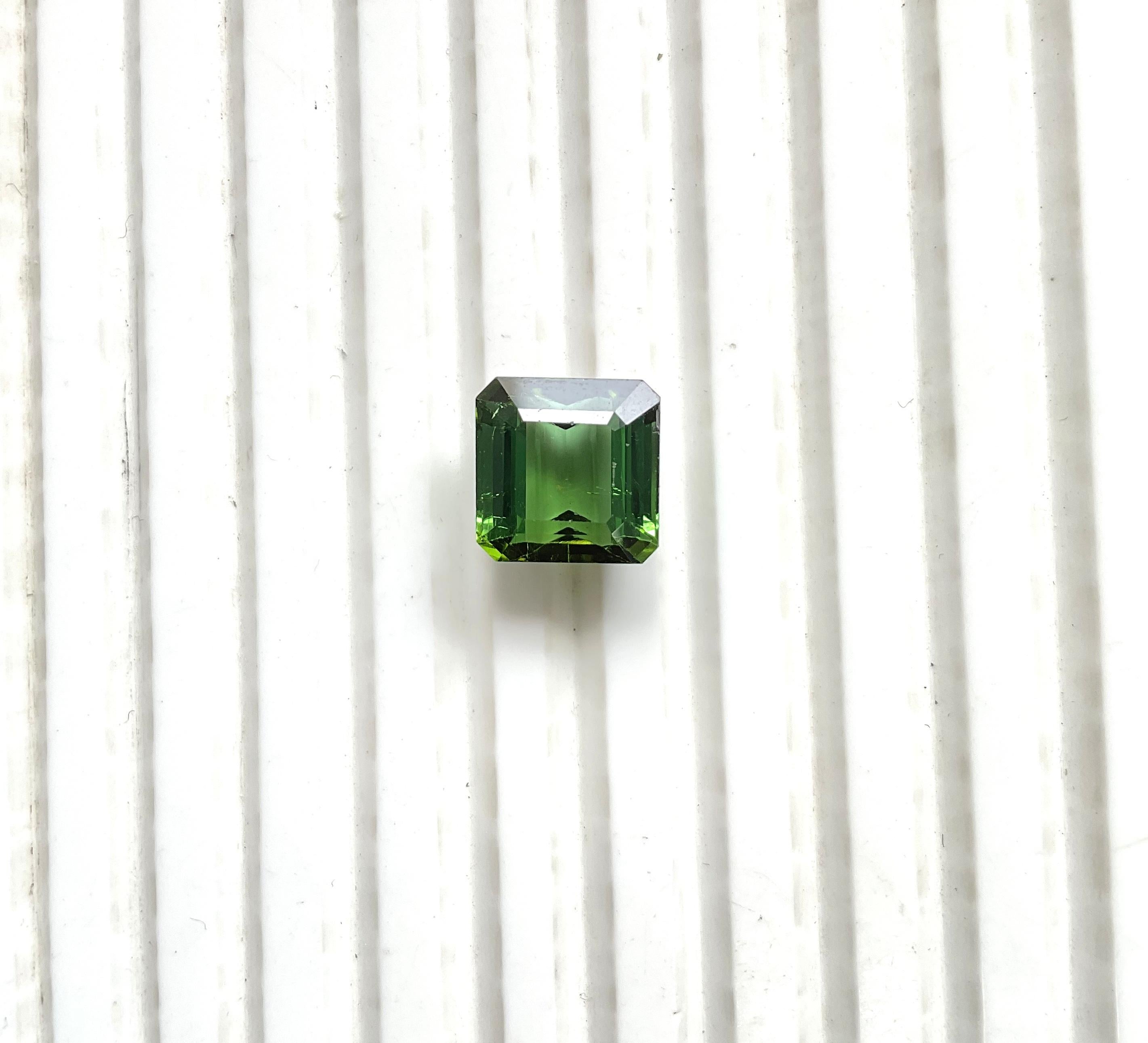 Pierre naturelle de 6.39 carats, tourmaline verte octogonale taillée à facettes de qualité supérieure en vente 1