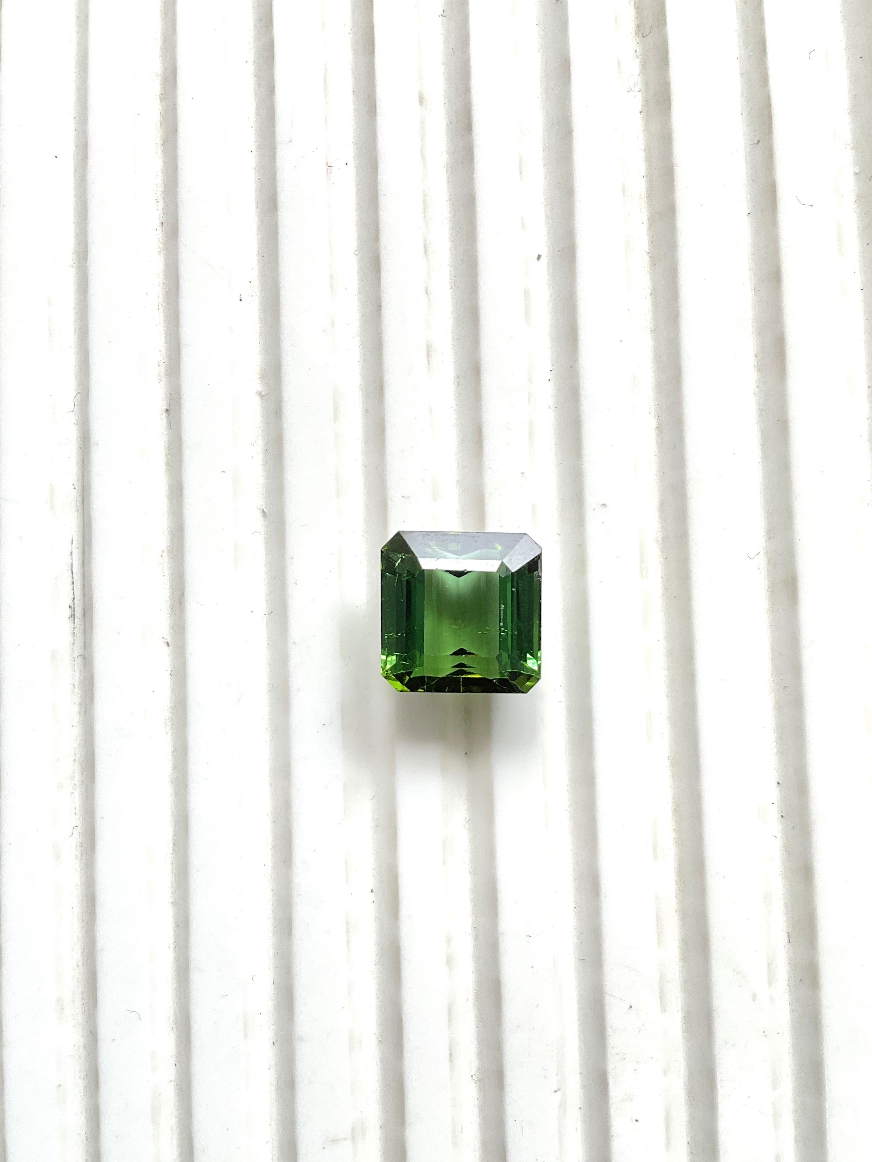 Pierre naturelle de 6.39 carats, tourmaline verte octogonale taillée à facettes de qualité supérieure en vente 2