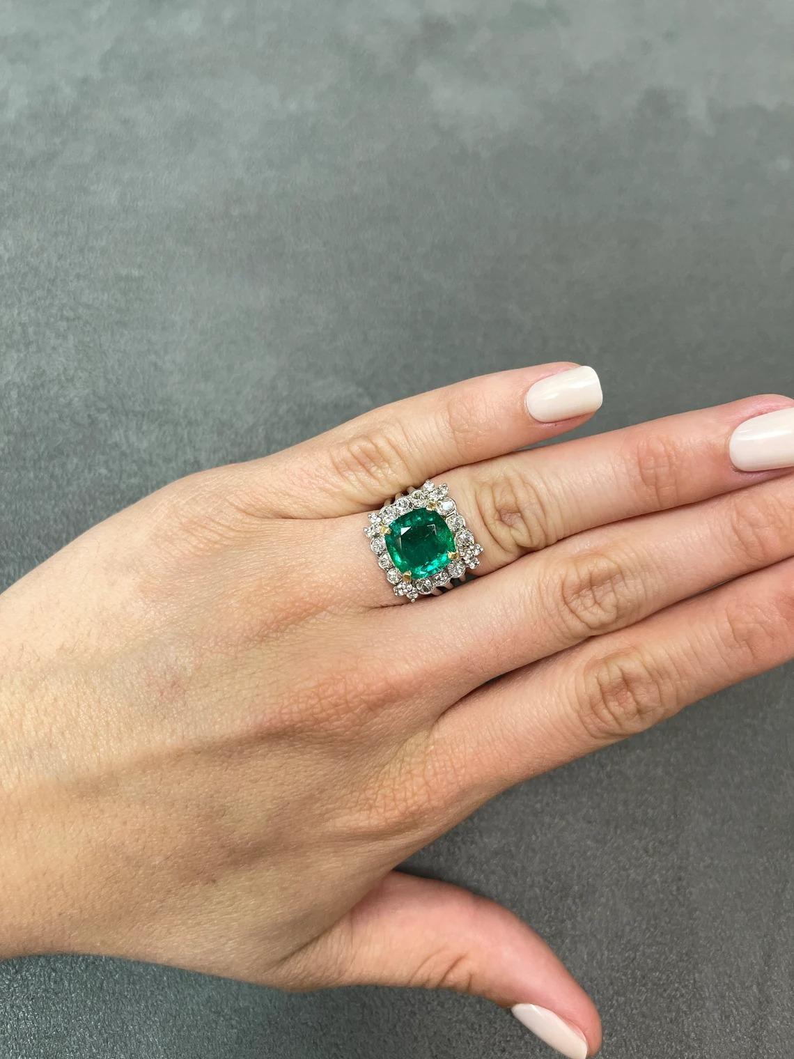 6.39tcw 18K Cocktail-Statement-Ring, natürlicher Smaragd im Kissenschliff & Diamant-Halo Damen im Angebot