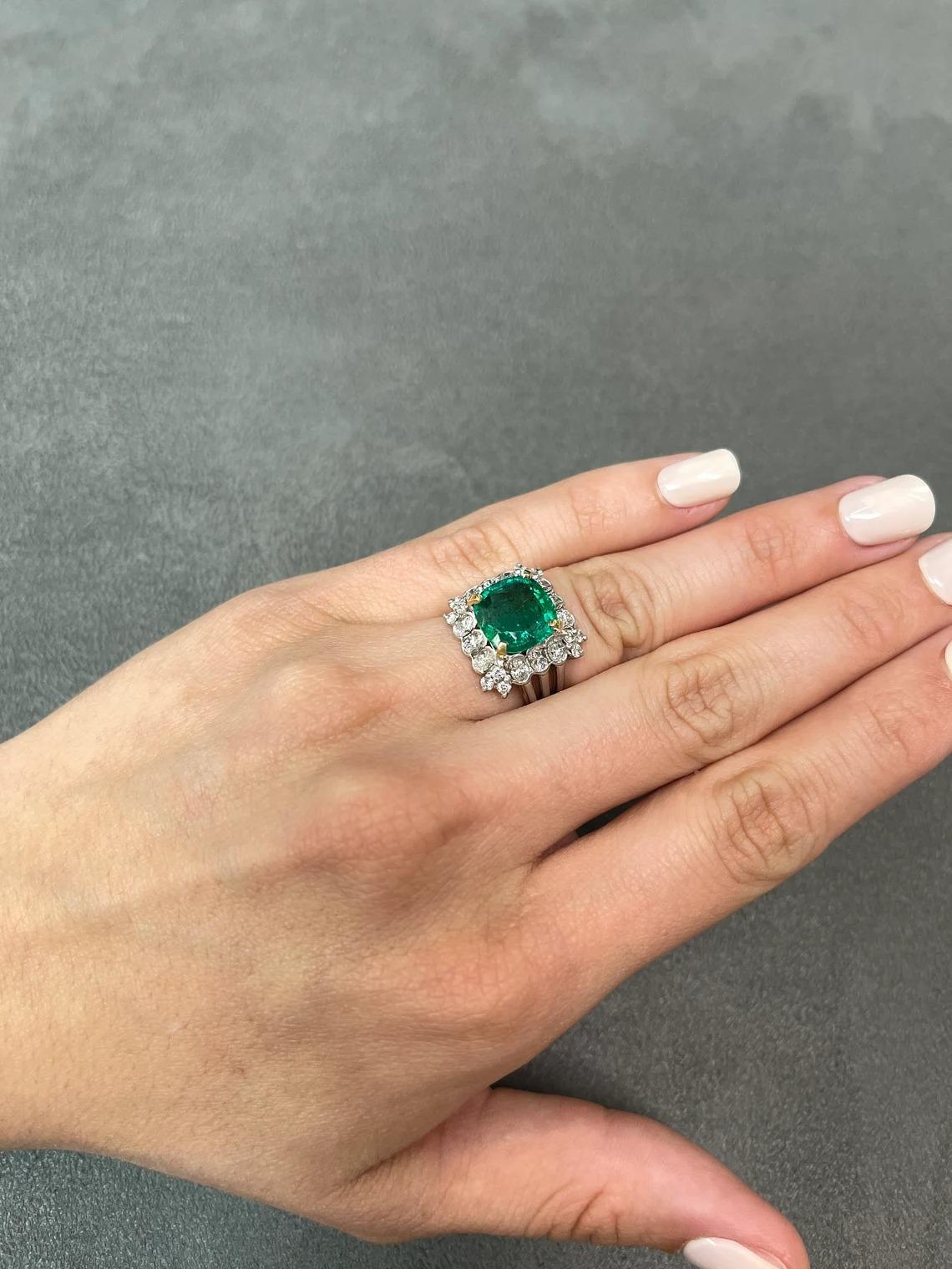 6.39tcw 18K Cocktail-Statement-Ring, natürlicher Smaragd im Kissenschliff & Diamant-Halo im Angebot 1