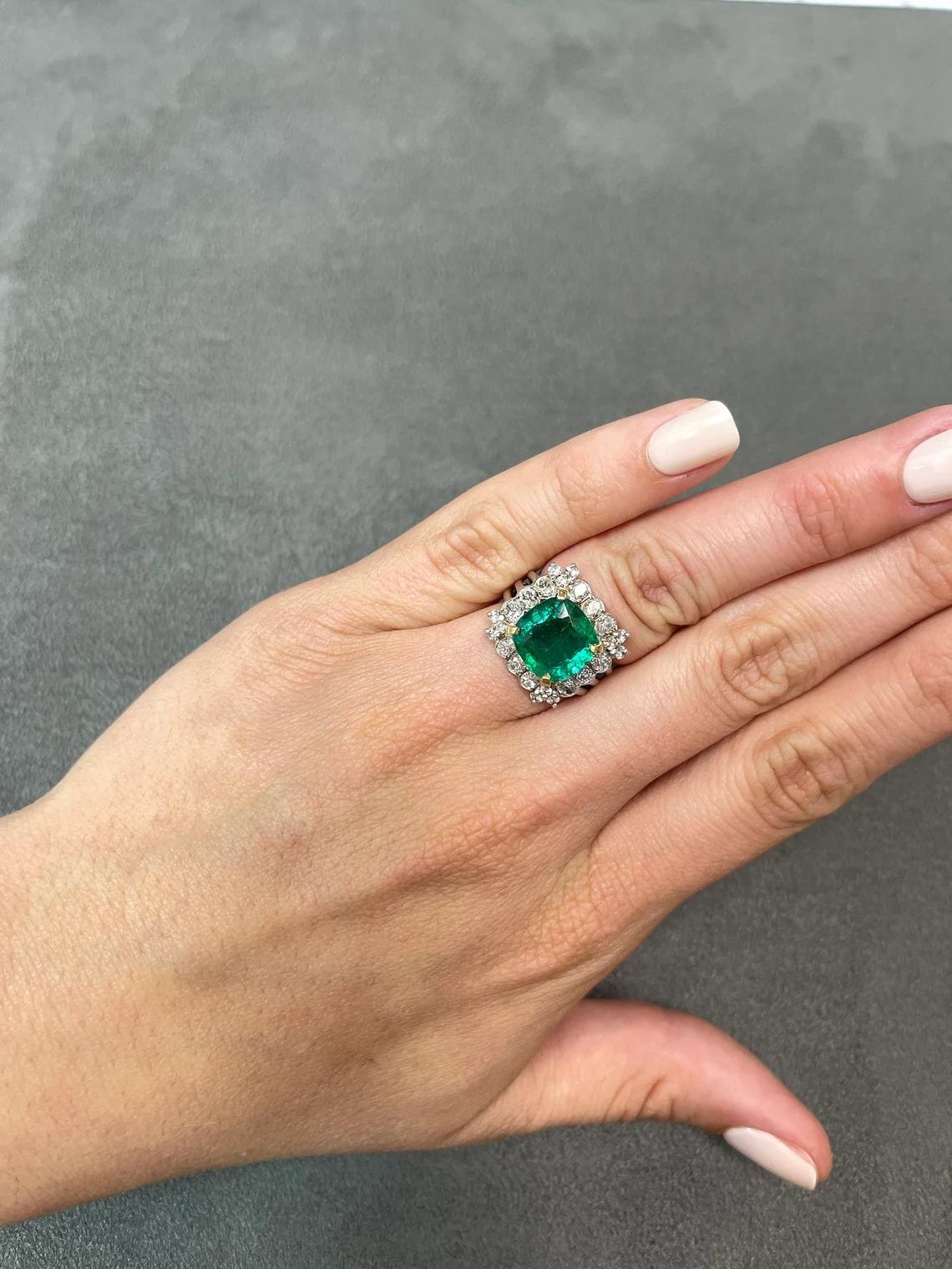 Bague cocktail fantaisie en or 18 carats avec émeraude naturelle taille coussin et halo de diamants de 6,39 carats en vente 2