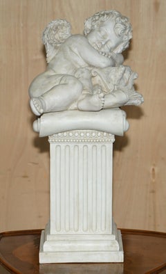 63CM TALL DECORATIVE CLASSiC CHERUB ANGLE SEATED ON A CORINTHIAN PILLARED PLINTH