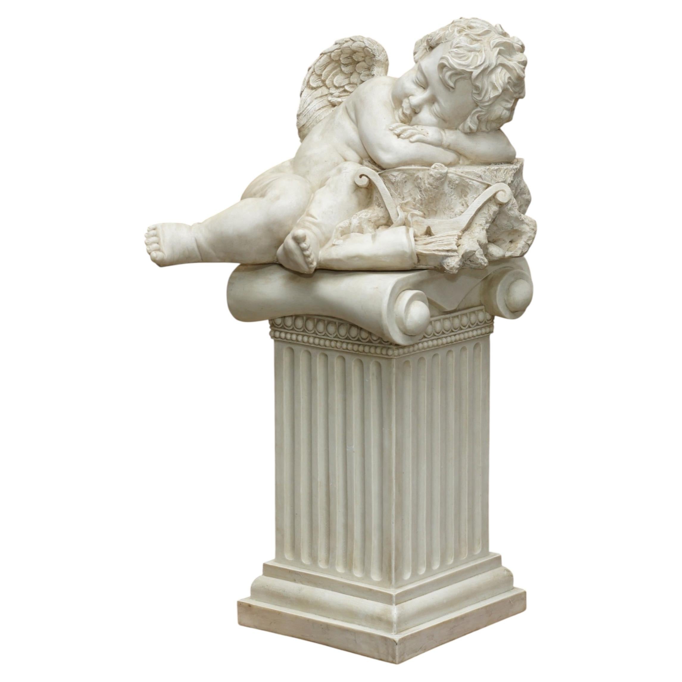 CHERUBINO CLASSICO DECORATIVO ALTO 63 CM, SEDUTO SU UN BASAMENTO CON COLONNE CORINZIE