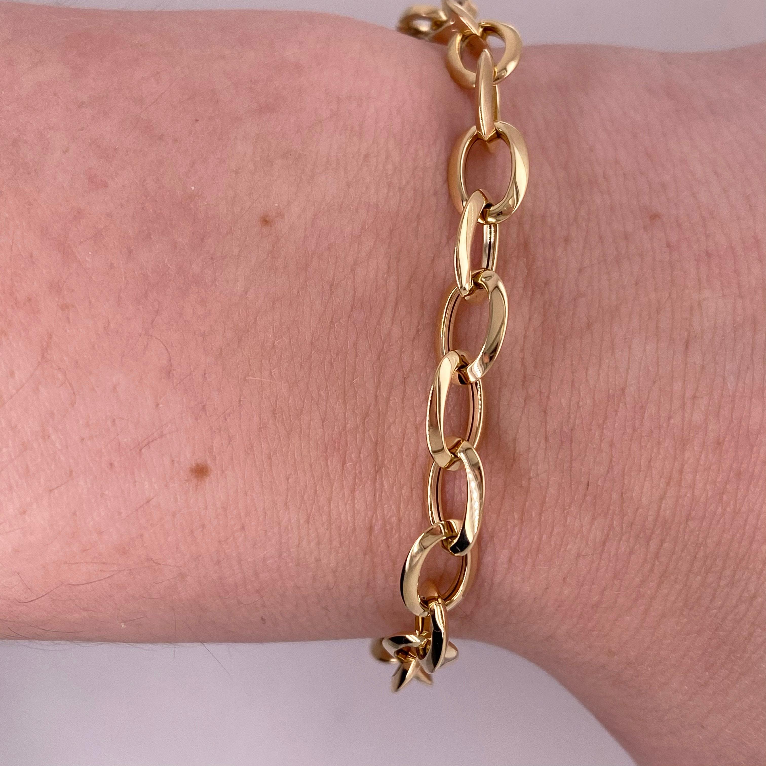 Le catene d'oro sono tornate e sono più belle che mai! Questo bracciale a catena con cavo in oro giallo 14 carati è un look audace e versatile in uno stile semi-solido facile da indossare! Ogni maglia ovale misura 9,1 mm di lunghezza e 6,3 mm di