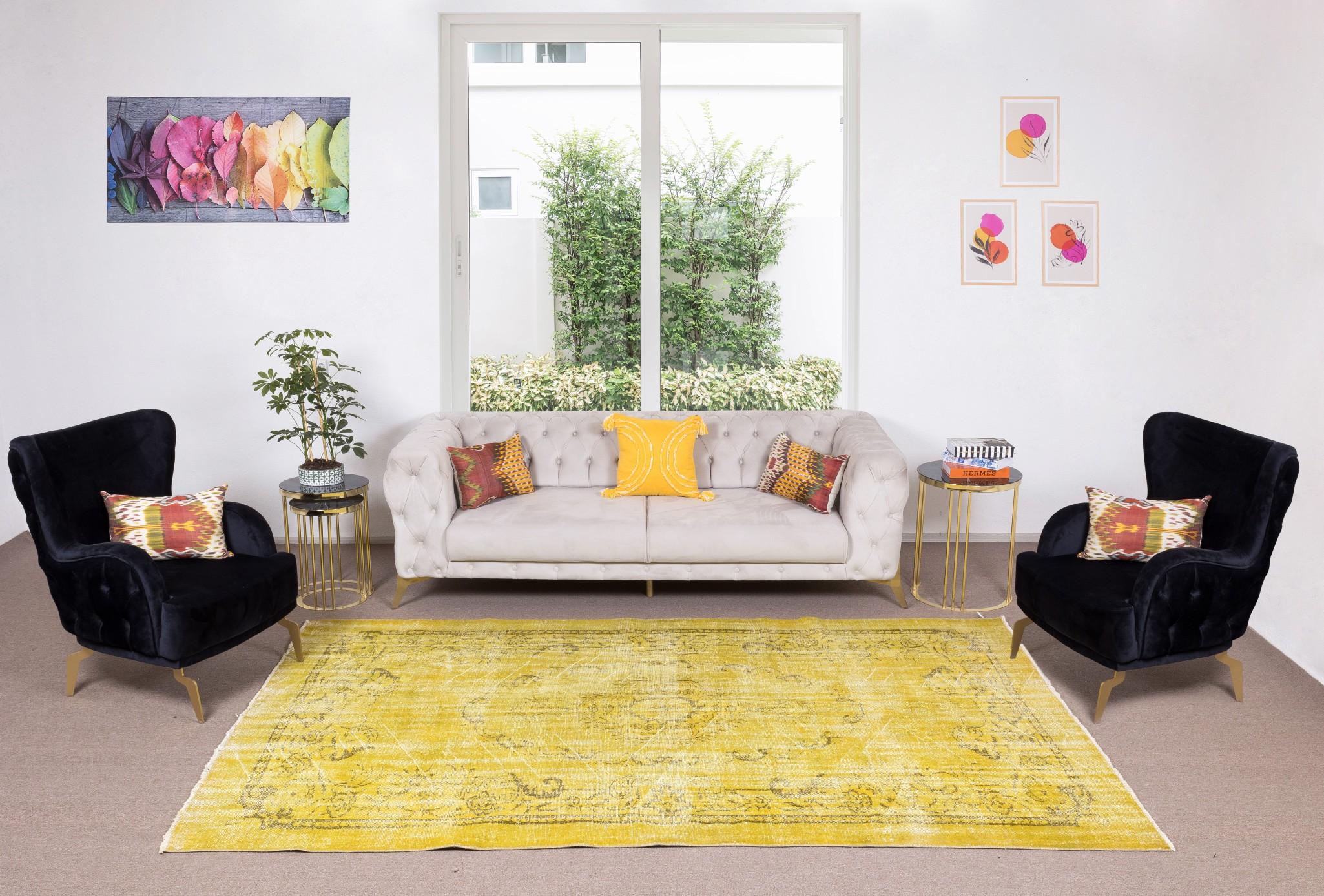 Nos tapis surteints sont tous des pièces vintage nouées à la main qui sont recréées dans notre atelier pour répondre à un plus large éventail de choix de décoration intérieure, du moderne au côtier, de l'industriel au rustique/cottage. Ces tapis
