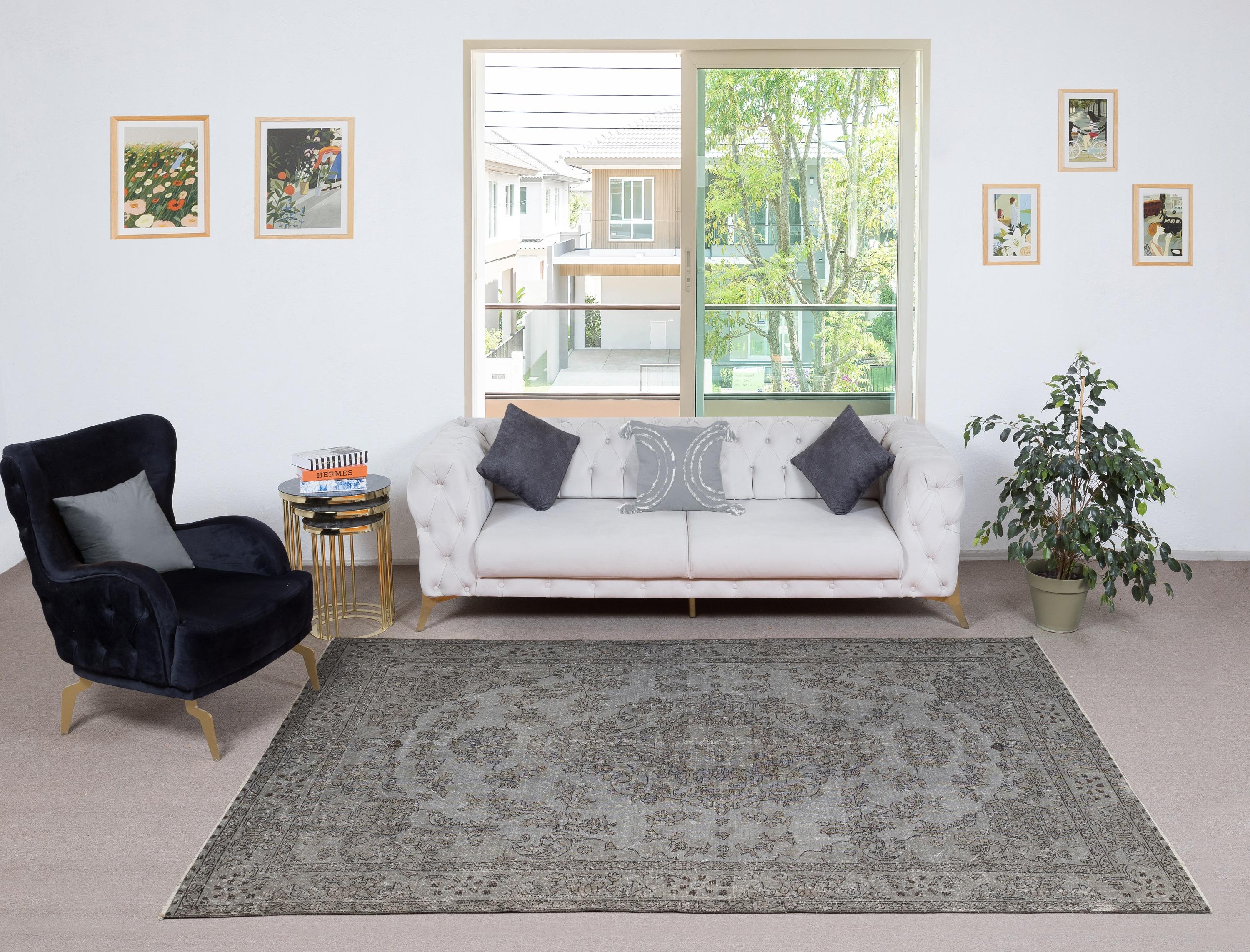 Unsere gefärbten Teppiche sind allesamt handgeknüpfte türkische Vintage-Teppiche, die in unserer Werkstatt sorgfältig restauriert und neu gestaltet wurden, damit sie zu einer breiten Palette von Einrichtungsstilen passen - von modern und