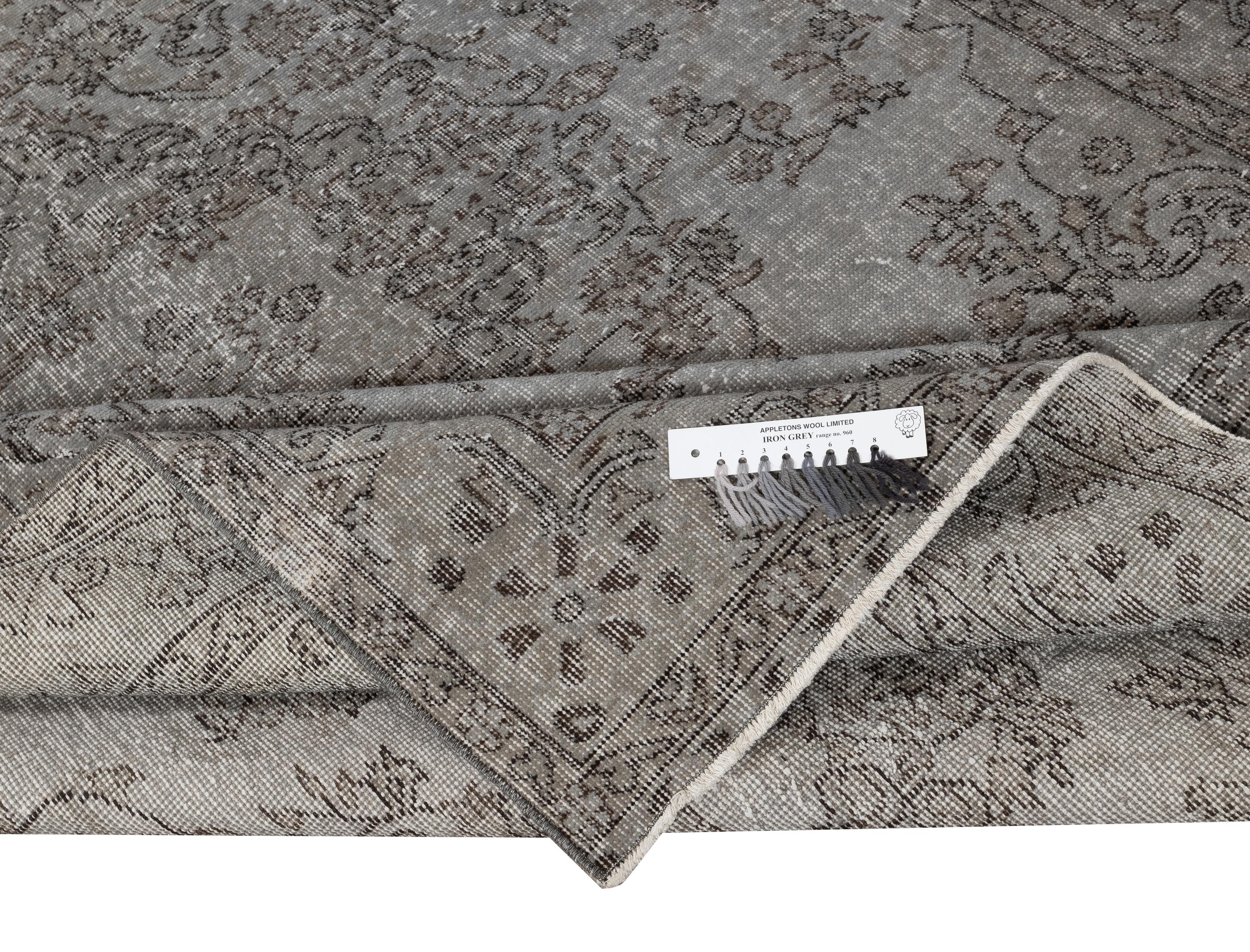 6.3x10 Ft Gray Overdyed Vintage Rug für moderne Innenräume. Handgeknüpft in der Türkei (Moderne) im Angebot