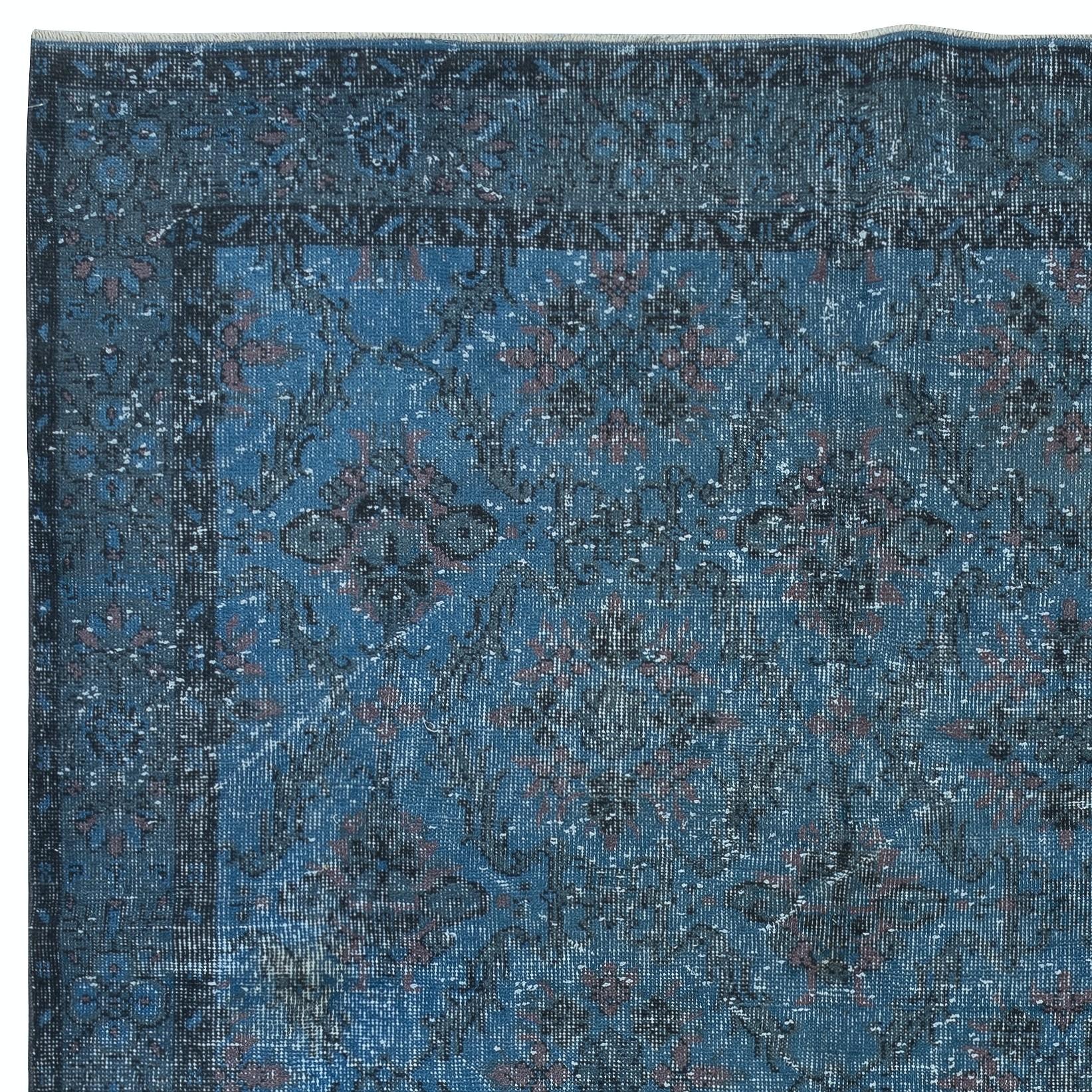 Moderner handgefertigter, geblümt gemusterter, türkischer Teppich 6.3x10 Ft Over-Dyed-Teppich in Blau (Handgeknüpft) im Angebot