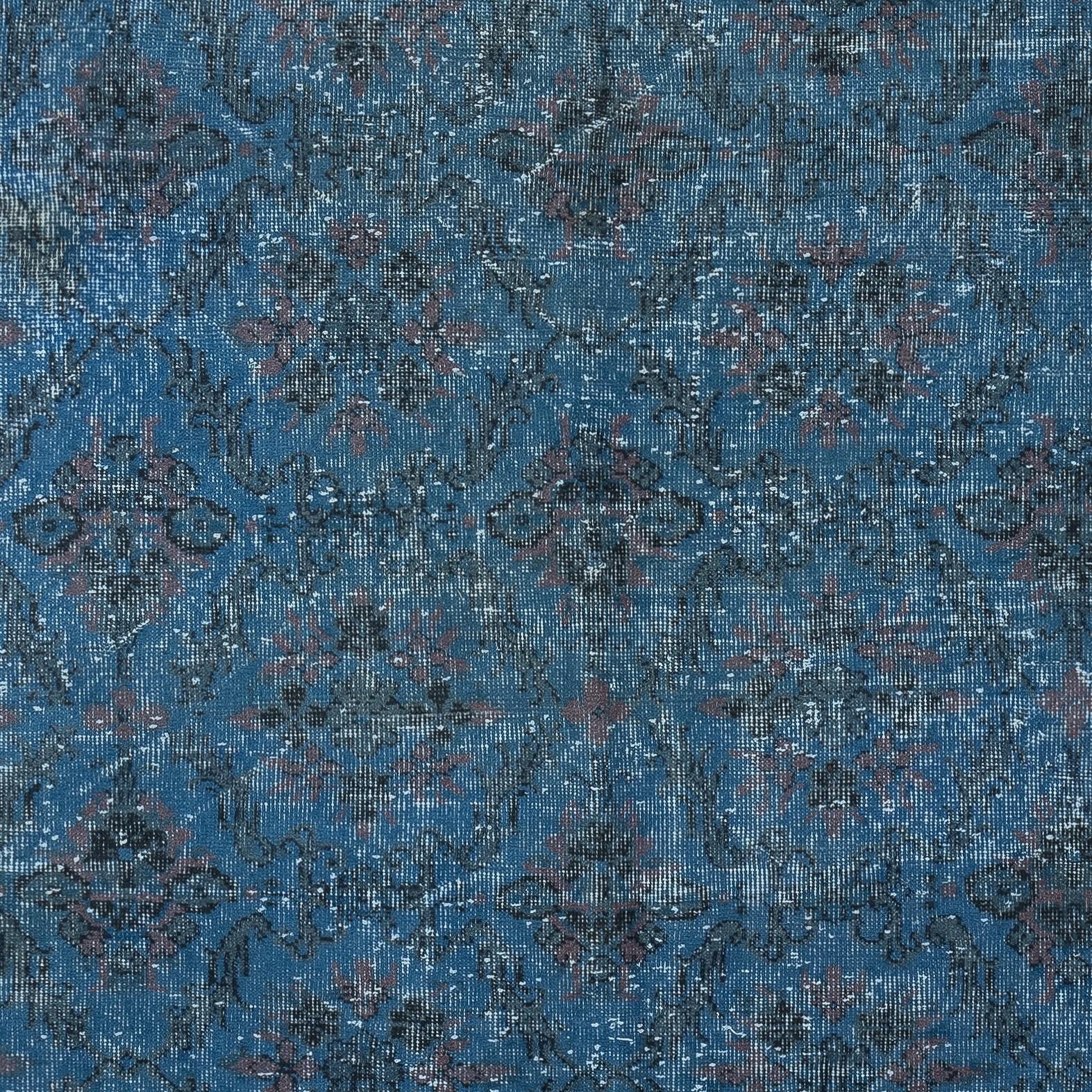 Moderner handgefertigter, geblümt gemusterter, türkischer Teppich 6.3x10 Ft Over-Dyed-Teppich in Blau im Zustand „Gut“ im Angebot in Spring Valley, NY