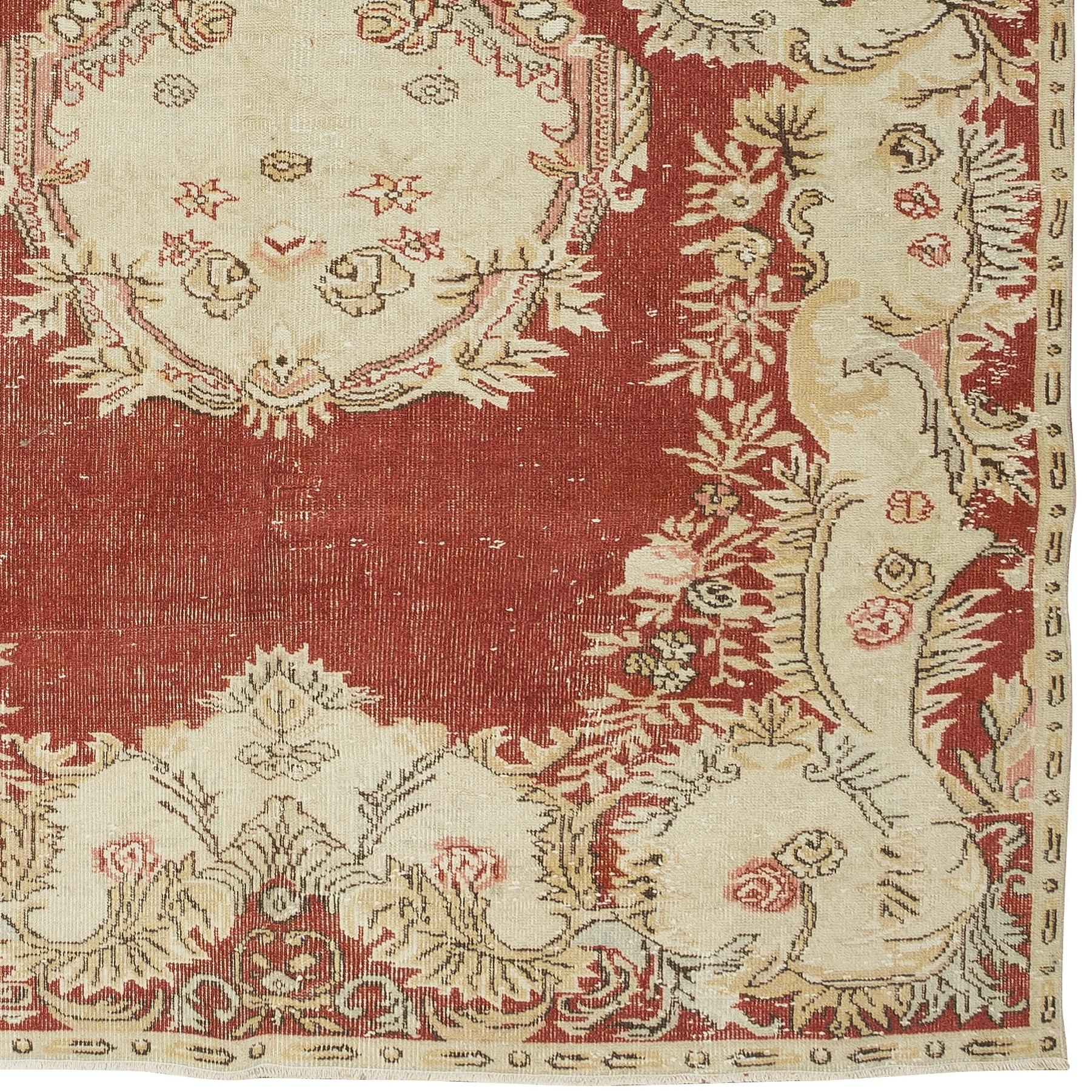 Ein feiner handgeknüpfter zentralanatolischer Teppich aus den 1960er Jahren. Der Teppich hat einen gleichmäßigen, niedrigen Wollflor auf Baumwollbasis. Es ist schwer und liegt flach auf dem Boden, in sehr gutem Zustand ohne Probleme. Er wurde