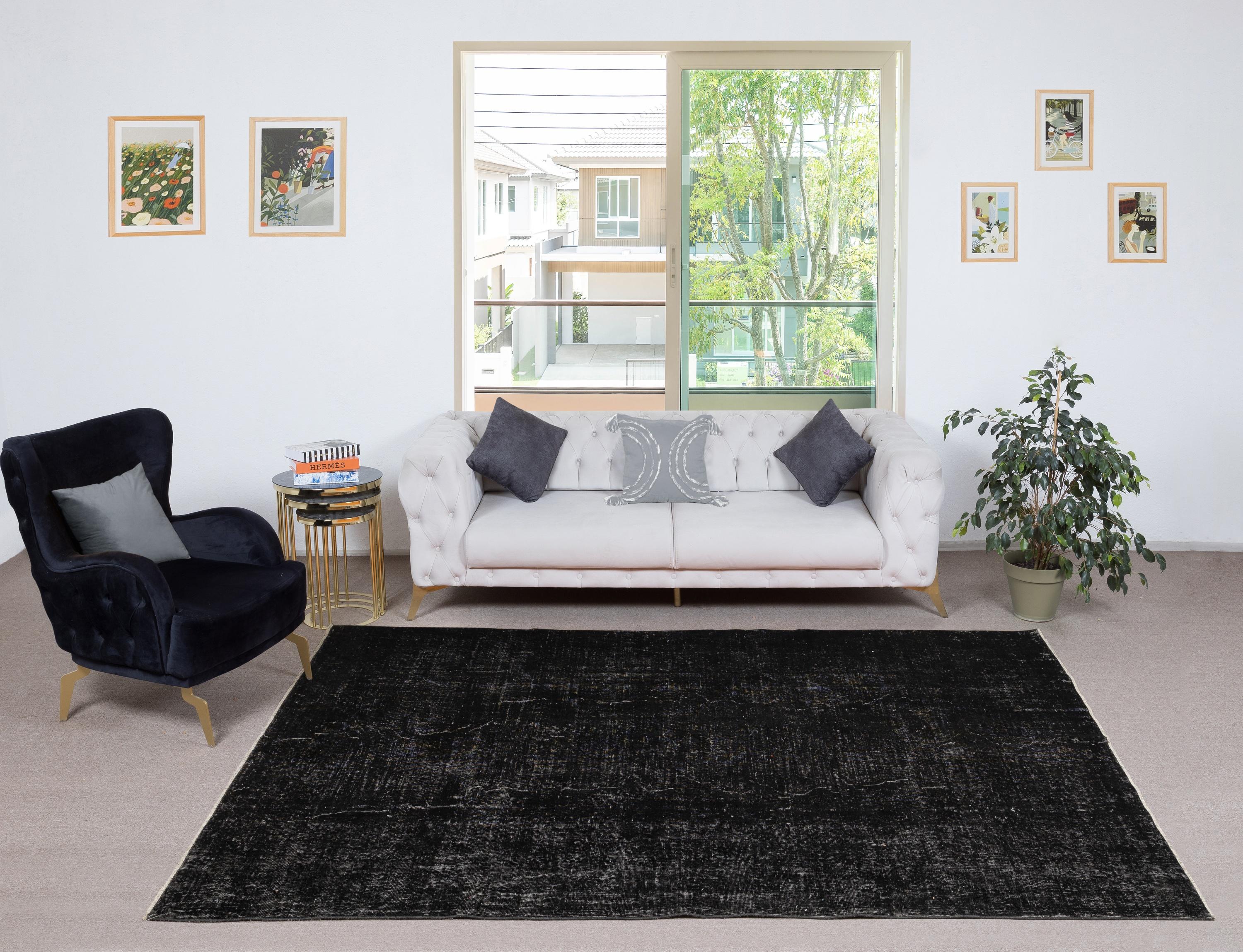 I nostri tappeti sovratinti sono tutti tappeti turchi vintage annodati a mano, accuratamente restaurati e reimmaginati nel nostro laboratorio per adattarsi a un'ampia gamma di stili di arredamento, da quello moderno e minimalista a quello costiero,