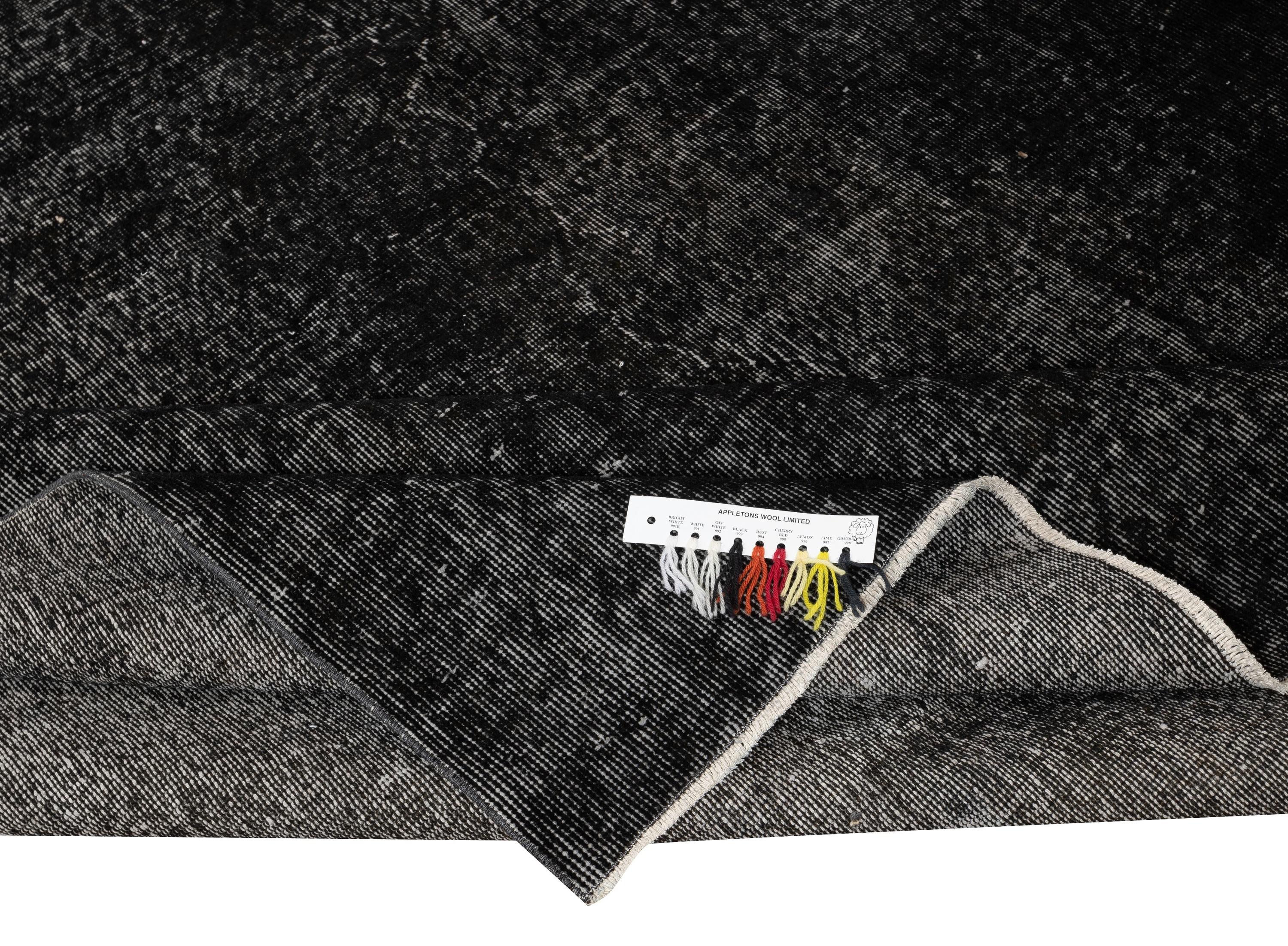 Moderno Tappeto turco vintage fatto a mano 6.3x10 Ft tinto di nero per interni moderni in vendita