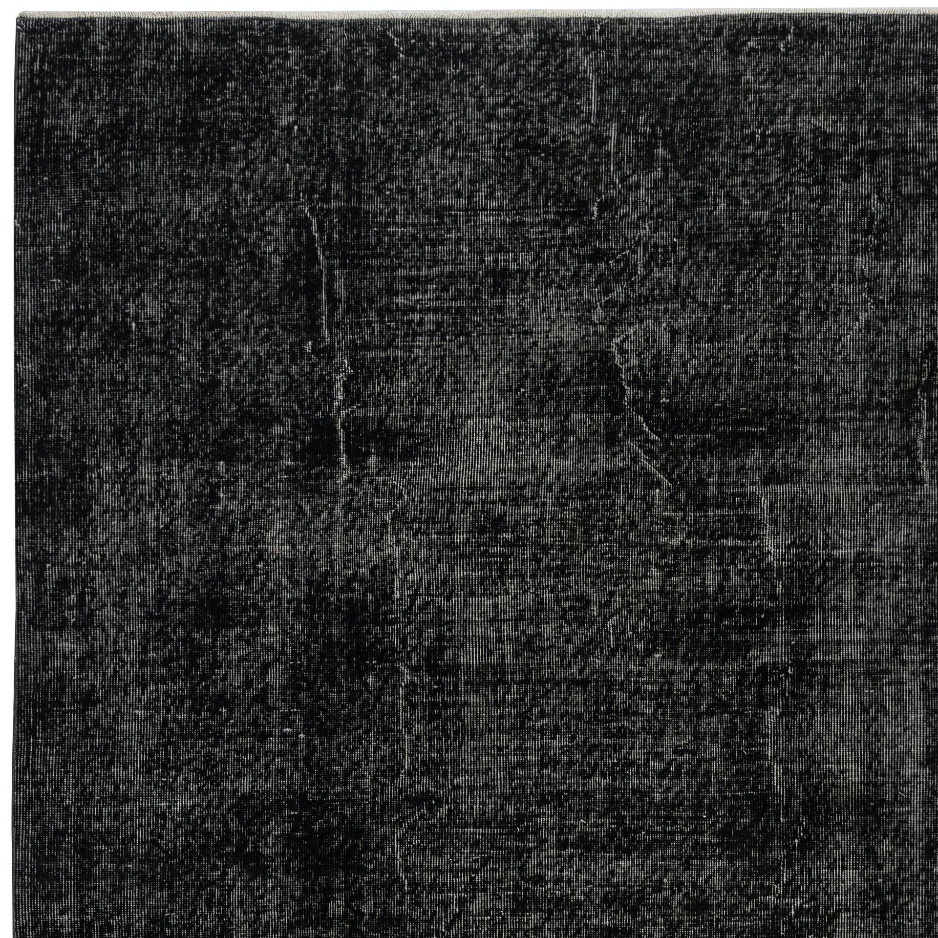 Annodato a mano Tappeto turco vintage fatto a mano 6.3x10 Ft tinto di nero per interni moderni in vendita