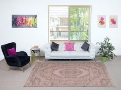 Handgefertigter türkischer Teppich 6.3x10 Ft Vintage Re-Dyed in Weichrosa für moderne Inneneinrichtung