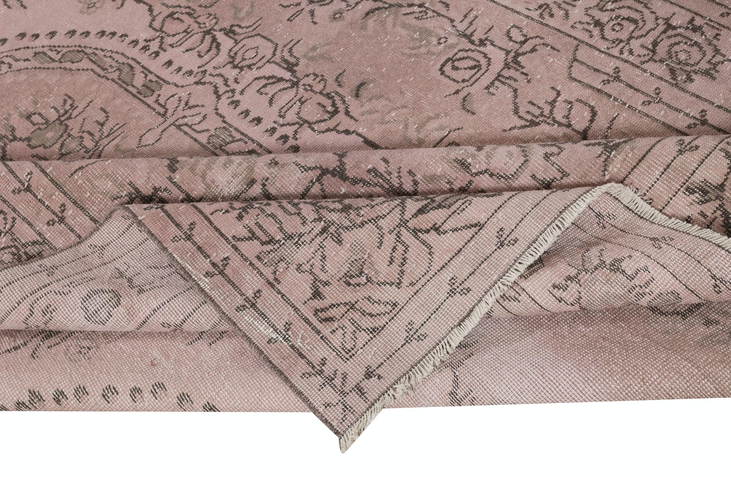 Handgefertigter türkischer Teppich 6.3x10 Ft Vintage Re-Dyed in Weichrosa für moderne Inneneinrichtung (Moderne) im Angebot