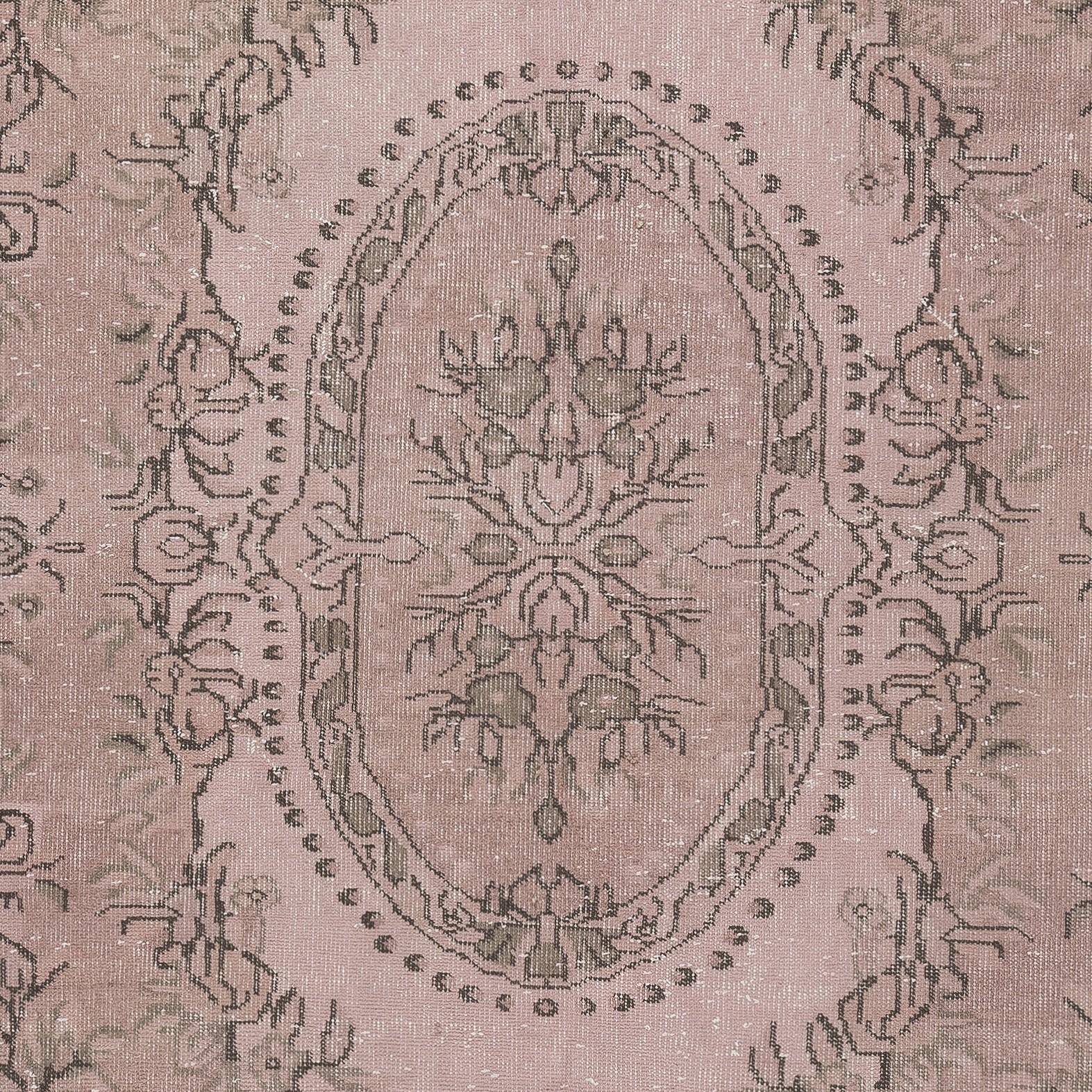 Handgefertigter türkischer Teppich 6.3x10 Ft Vintage Re-Dyed in Weichrosa für moderne Inneneinrichtung (Handgeknüpft) im Angebot
