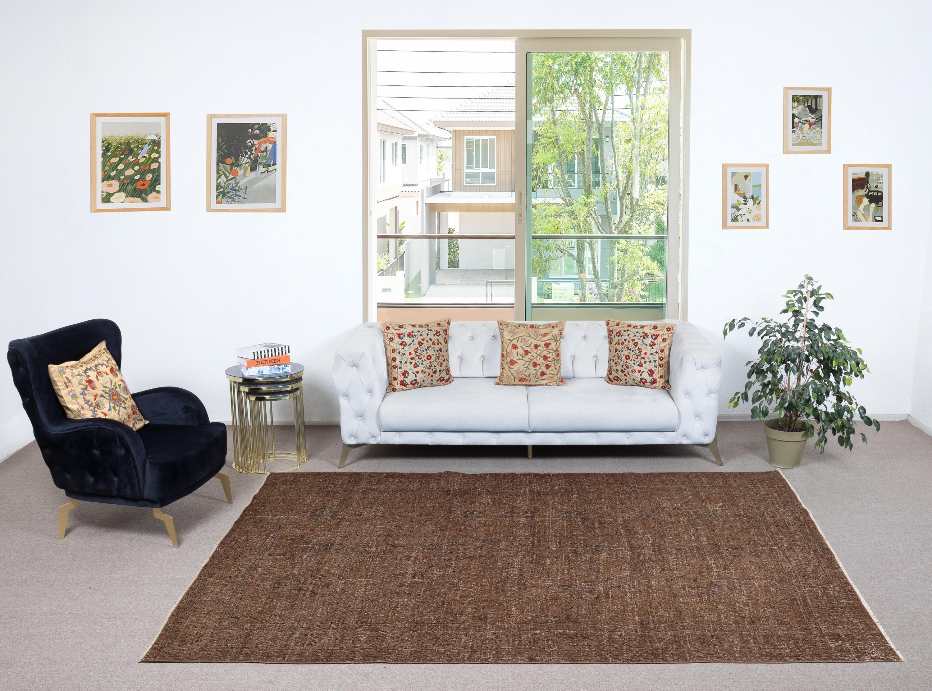 Unsere gefärbten Teppiche sind allesamt handgeknüpfte türkische Vintage-Teppiche, die in unserer Werkstatt sorgfältig restauriert und neu gestaltet wurden, damit sie zu einer breiten Palette von Einrichtungsstilen passen - von modern und