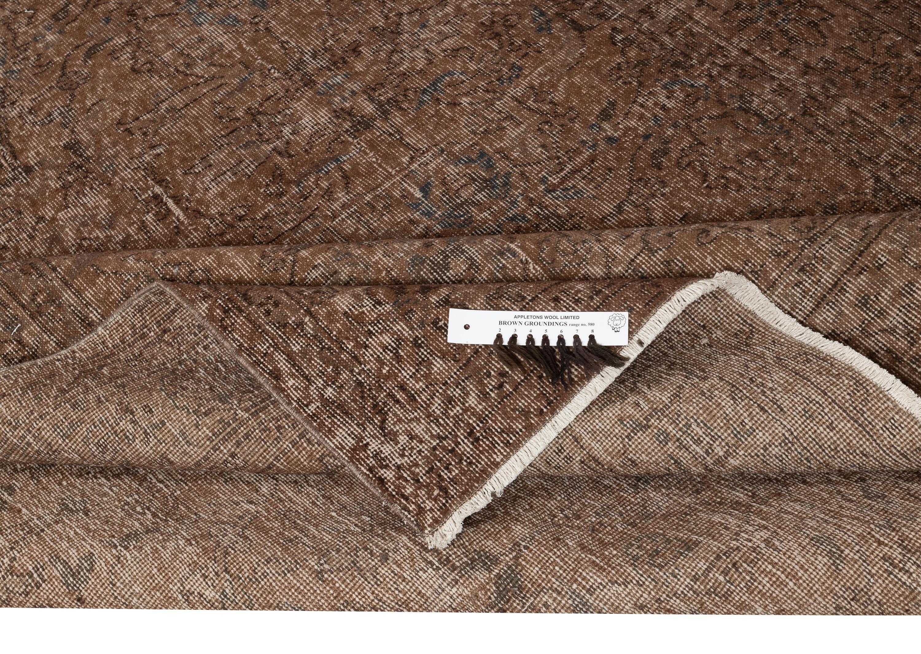 6.3x10.2 Ft Handgefertigter türkischer Teppich. Brauner, rotgefärbter Vintage-Teppich für das Wohnzimmer (Moderne) im Angebot