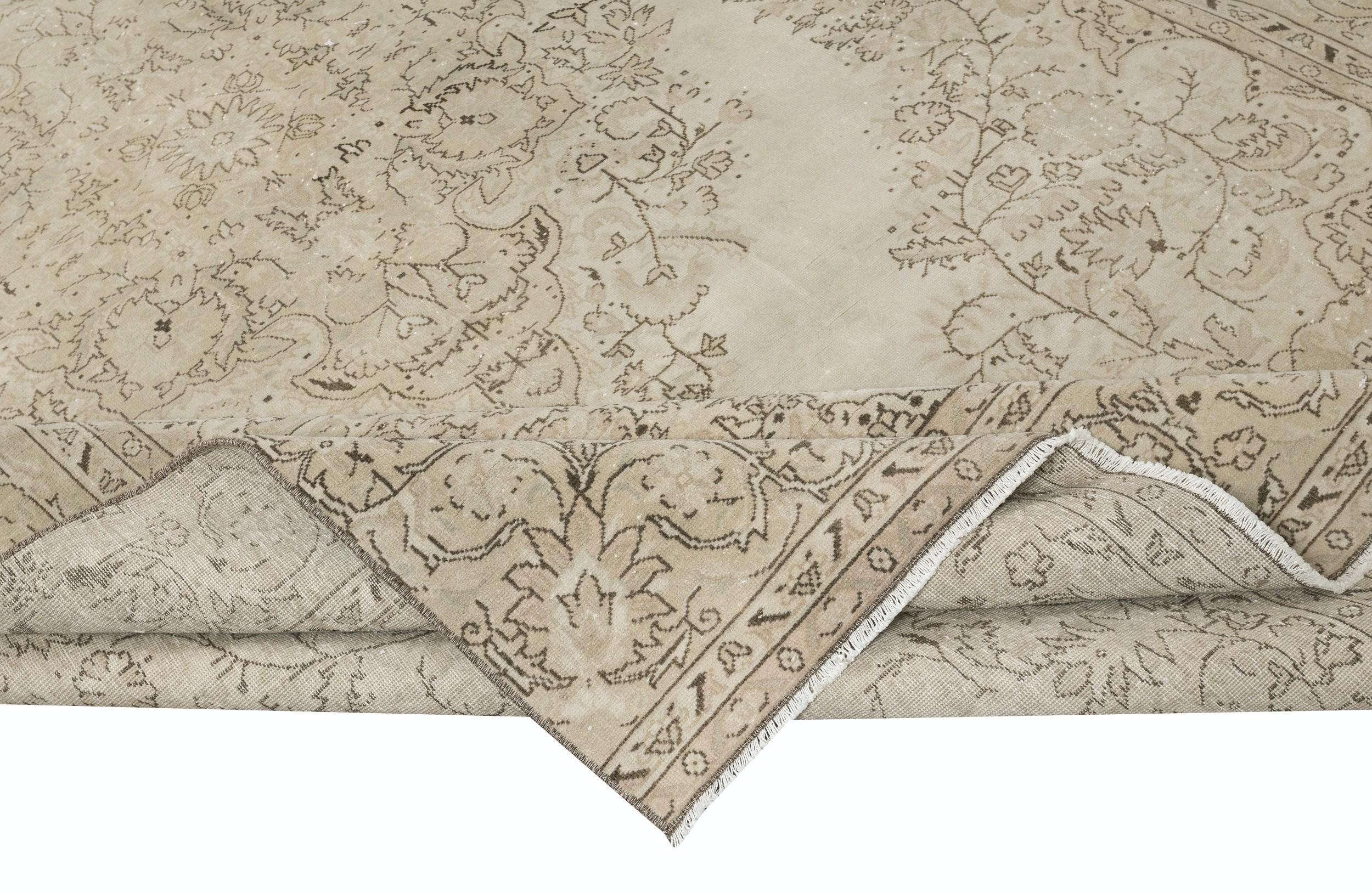 Country 6.3x10.2 Ft Tappeto beige fatto a mano unico nel suo genere, tappeto turco vintage sbiadito dal sole in vendita