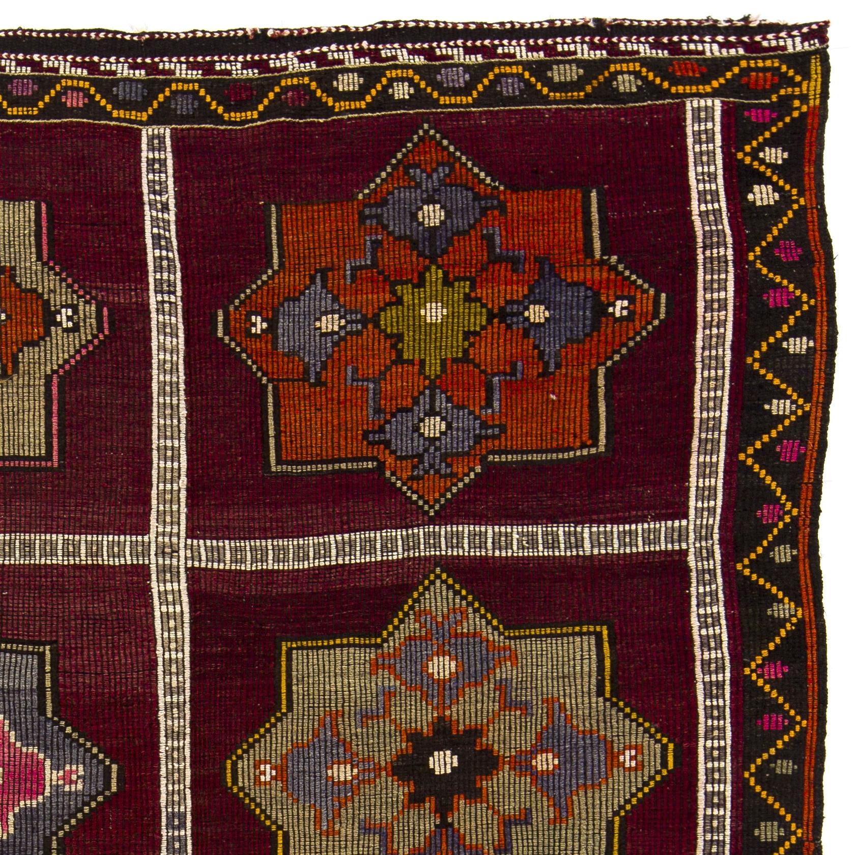 Ein einzigartiger Kilim-Teppich aus der Türkei. Größe: 6,3 x 10,4 ft.
Sehr guter Zustand, solide und sauber.
Ideal für private und gewerbliche Innenräume.
Wir können auf Wunsch ein passendes Pad für zusätzliche Polsterung und Schutz vor Abnutzung