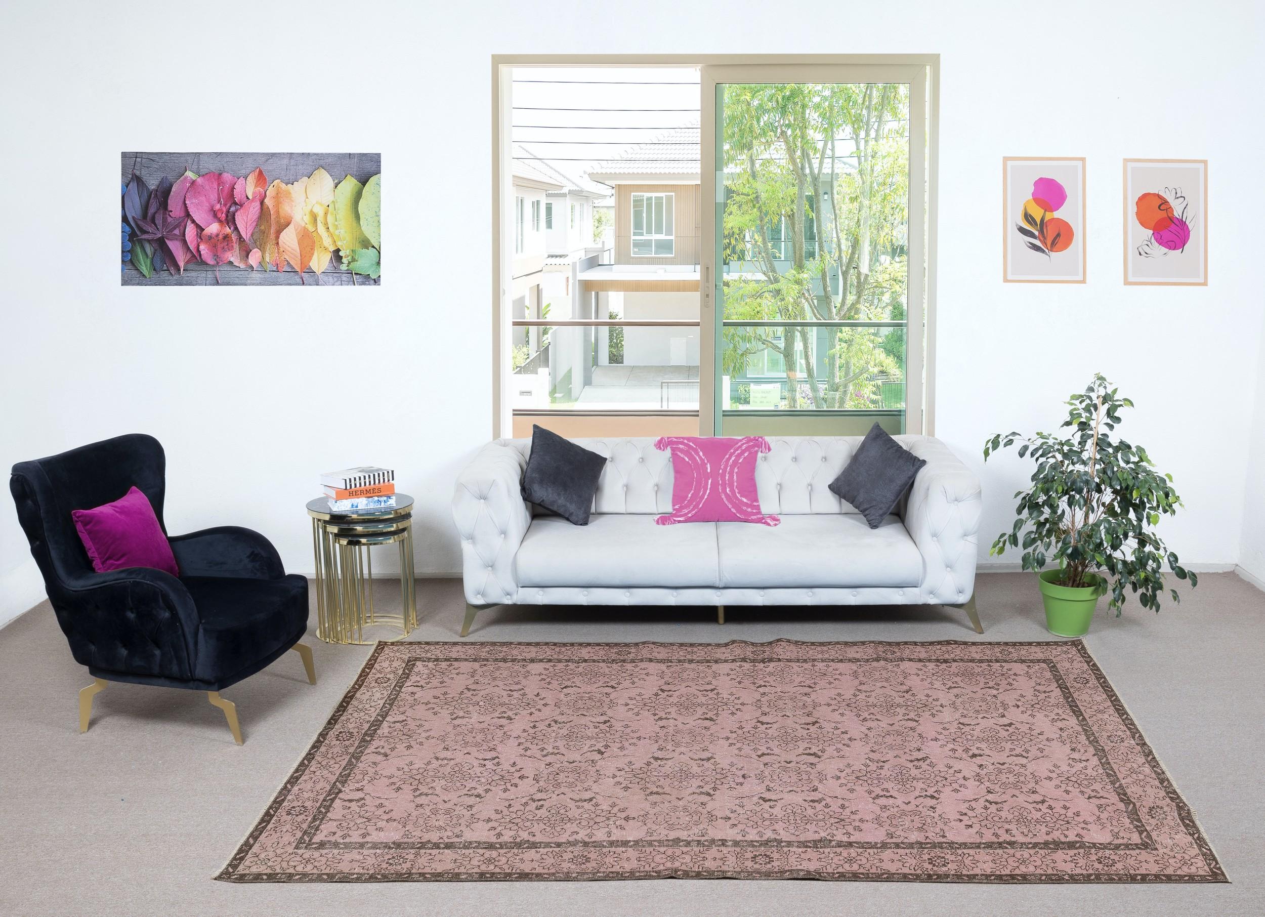 Nos tapis surteints sont tous des pièces vintage nouées à la main qui sont recréées dans notre atelier pour répondre à un plus large éventail de choix de décoration intérieure, du moderne au côtier, de l'industriel au rustique/cottage. Ces tapis