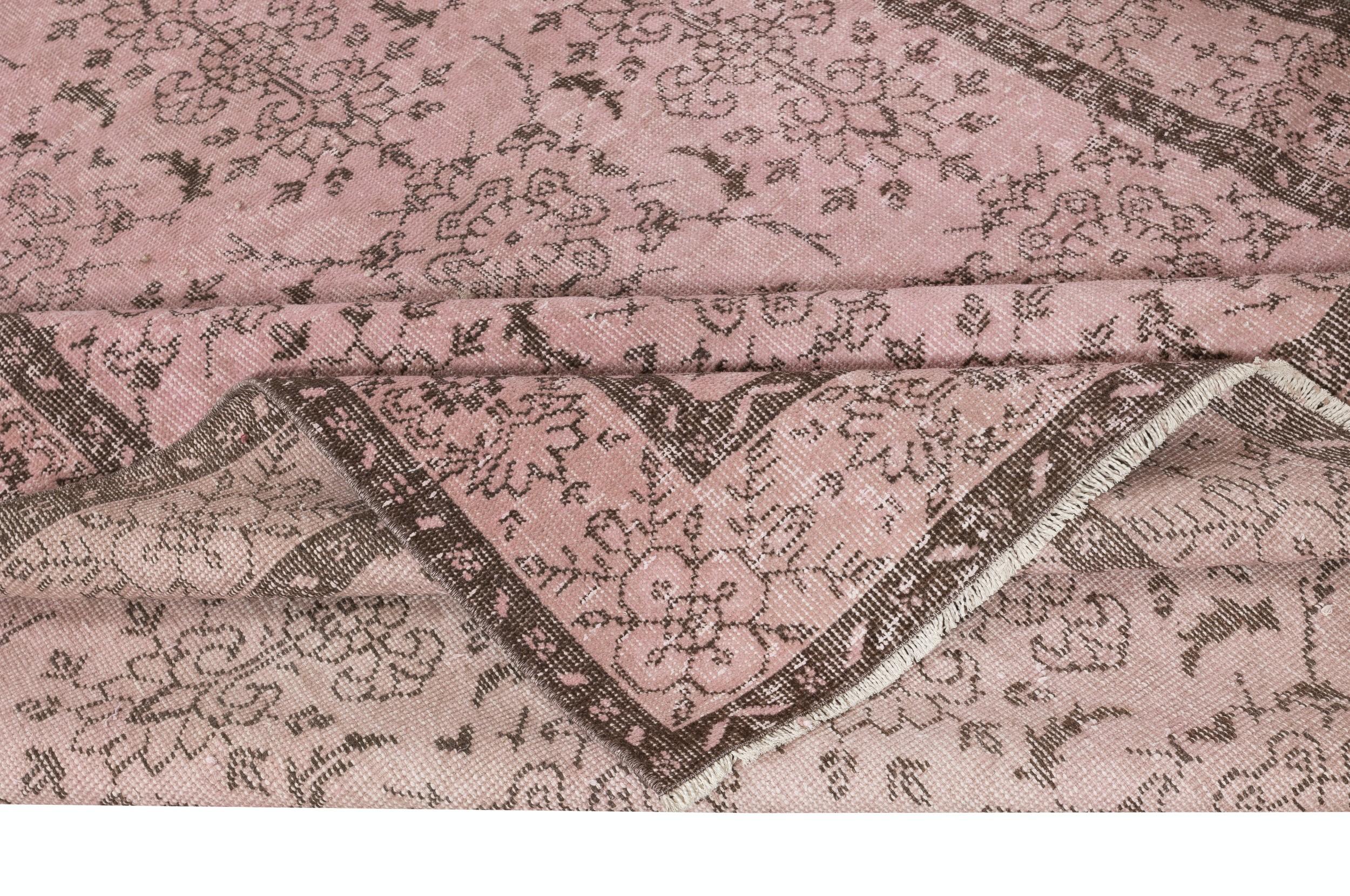 Moderne 6.3x10.3 ft Tapis de sol turc vintage teinté en rose pour les intérieurs modernes en vente