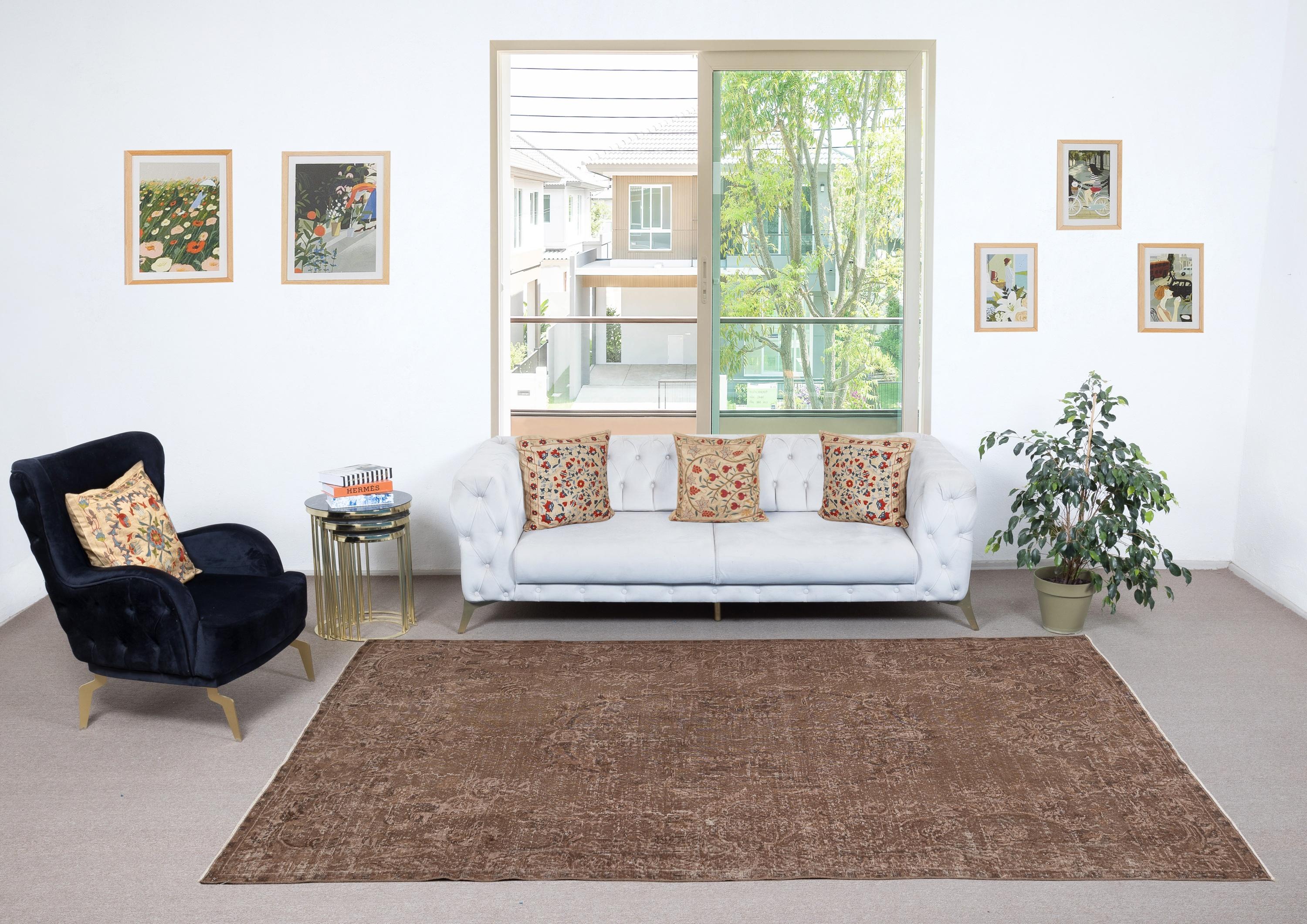 I nostri tappeti sovratinti sono tutti tappeti turchi vintage annodati a mano, accuratamente restaurati e reimmaginati nel nostro laboratorio per adattarsi a un'ampia gamma di stili di arredamento, da quello moderno e minimalista a quello costiero,