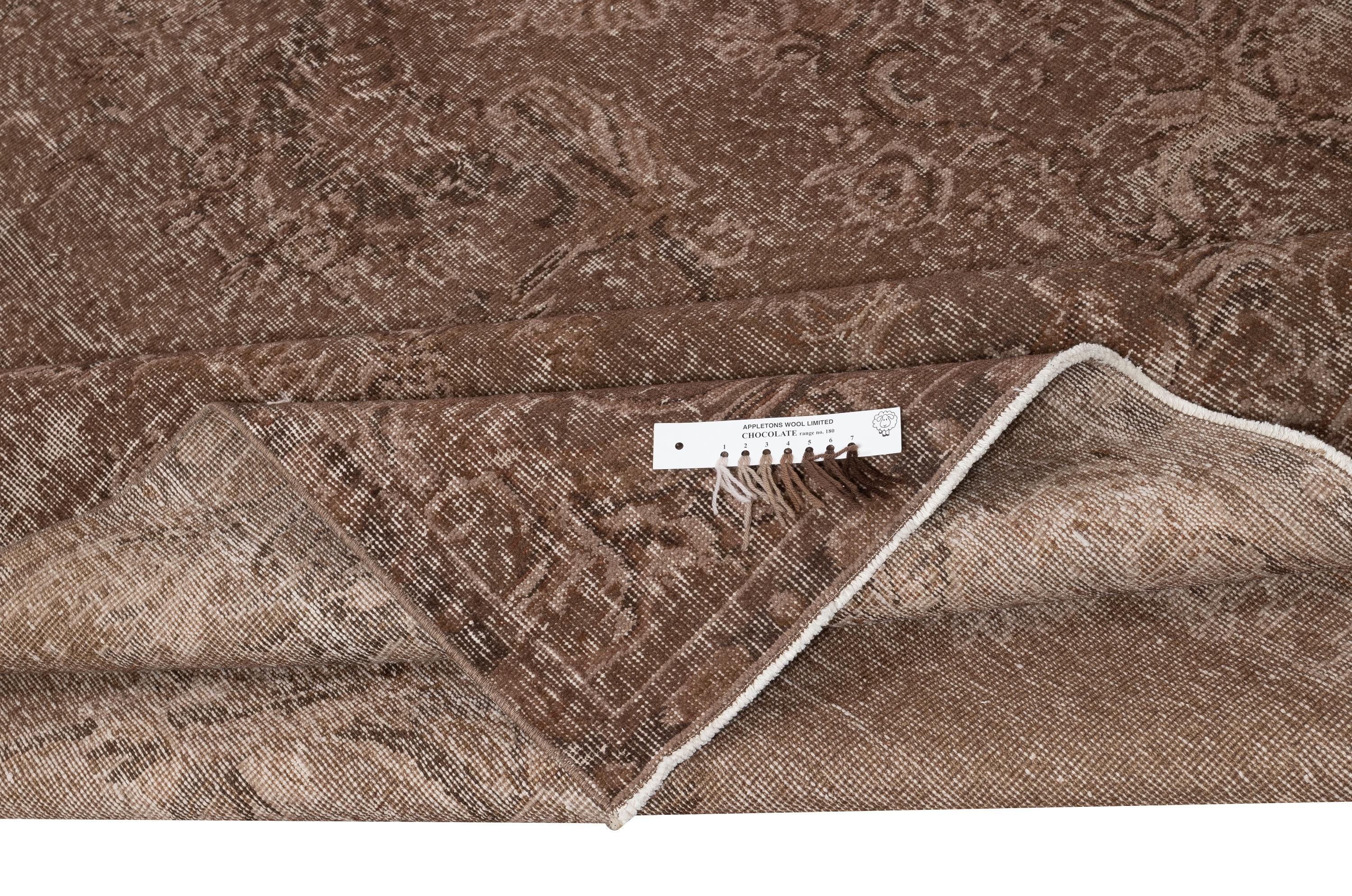 Moderno Tappeto turco vintage fatto a mano 6.3x10.7 Ft tinto in marrone per interni moderni in vendita