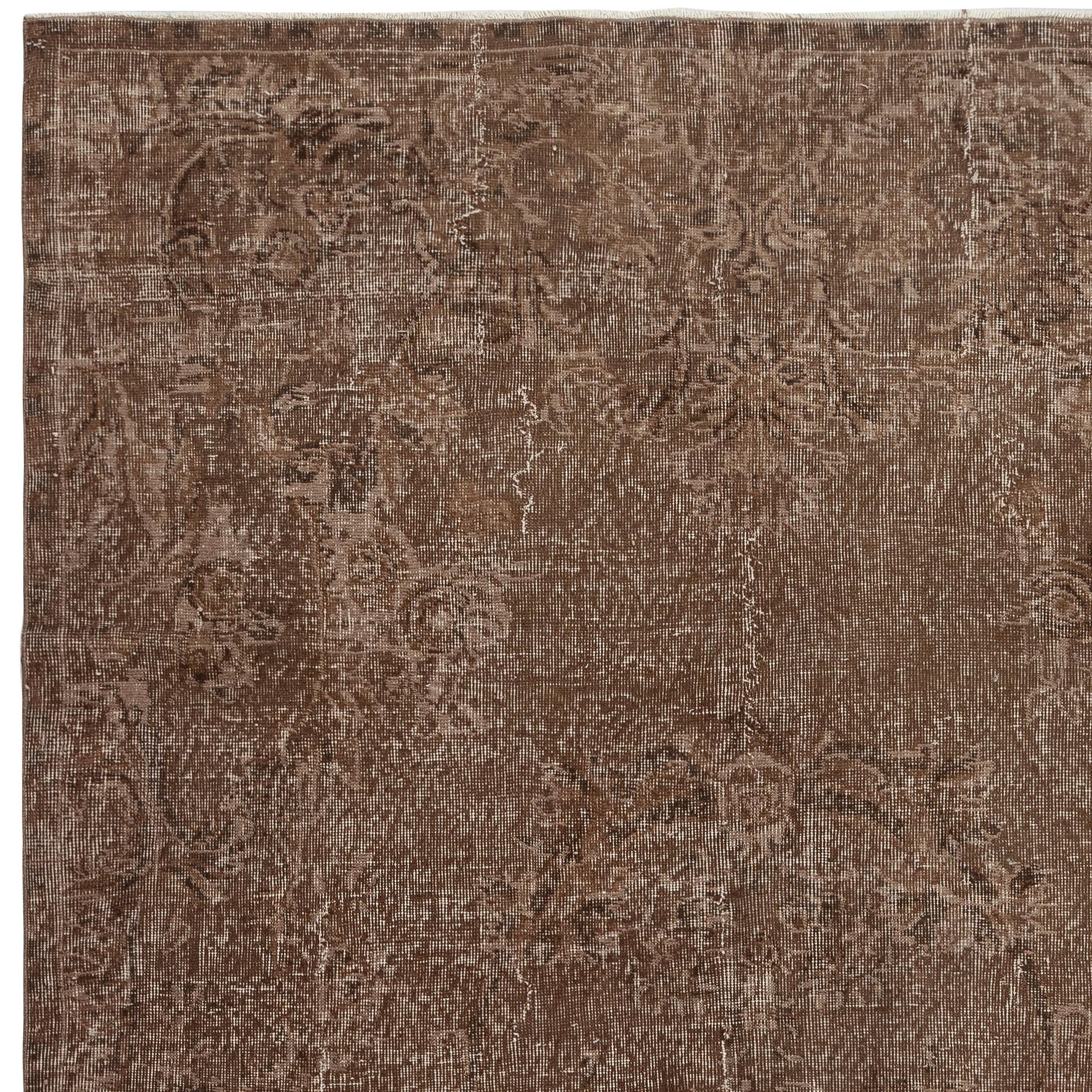 Annodato a mano Tappeto turco vintage fatto a mano 6.3x10.7 Ft tinto in marrone per interni moderni in vendita