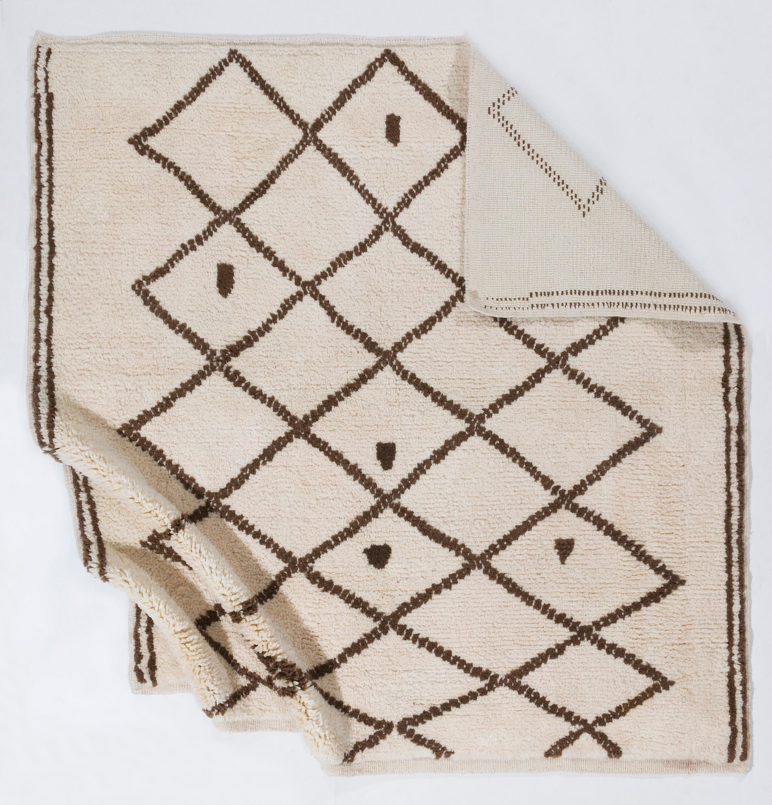 6.3x6.3 Ft Moroccan Berber Rug. 100% Natural Wool. Lattice Design Shaggy Carpet For Sale 2