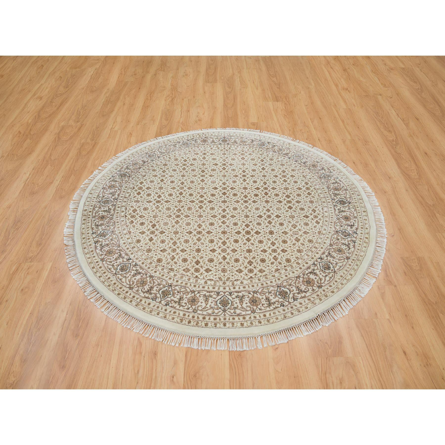 Avorio, 250 KPSI Densamente Tessuto, Pura Lana Annodata a Mano, Herati con Design/One, Tappeto Orientale Rotondo
Materiali primari: Lana
Lattice: No Pile 
altezza: 0,25 pollici
Stile: Tradizionale
Colore primario: Avorio
Colori secondari: Marrone