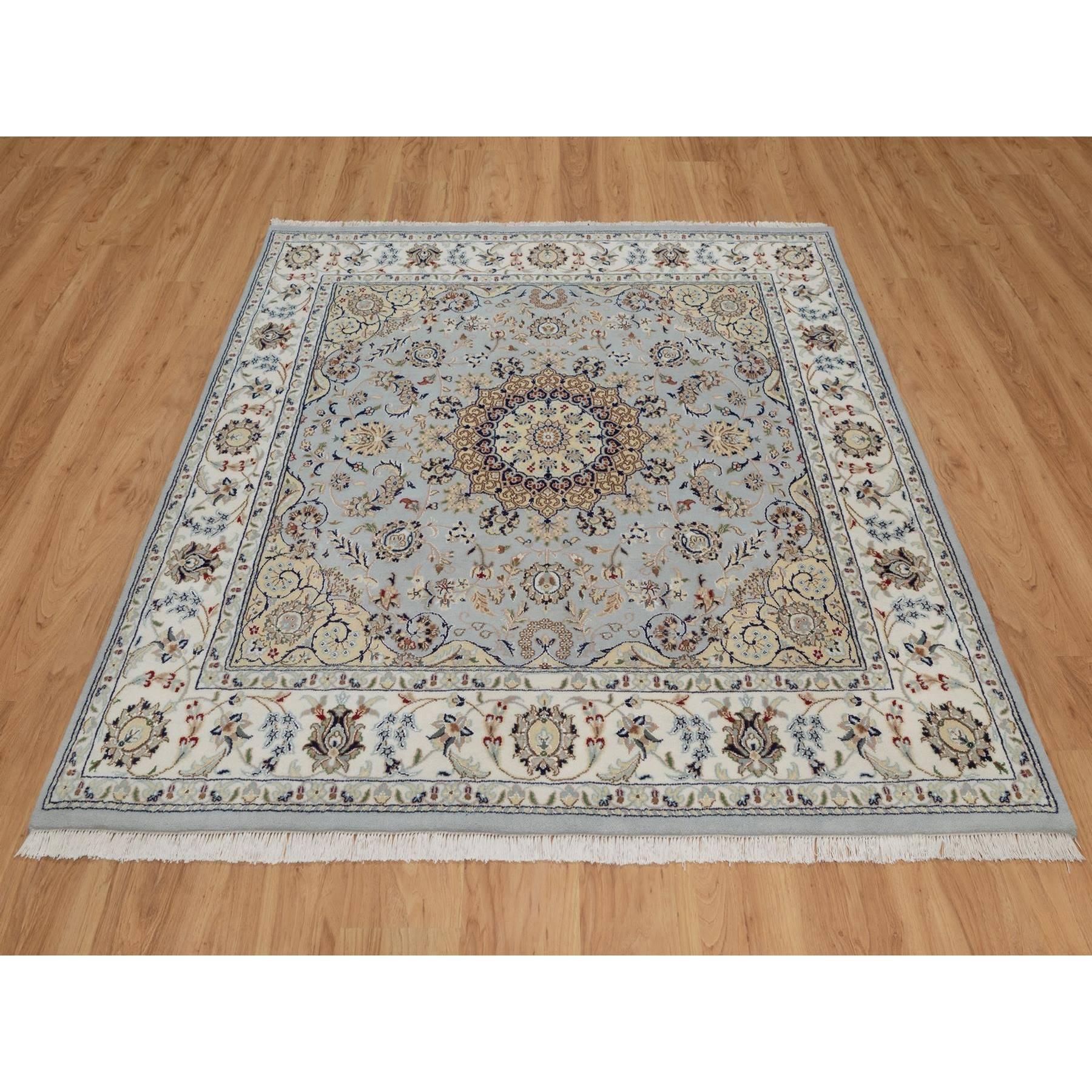 Hellblau, Wolle und Seide, Nain mit Blumenmedaillon-Design, weicher Flor, 250 KPSI, handgeknüpft, quadratisch, Orientteppich<br /><br />Primäre Materialien: Wolle & SeideLatex: NeinFlorhöhe: 0.25 InchesStil: TraditionellHauptfarbe: