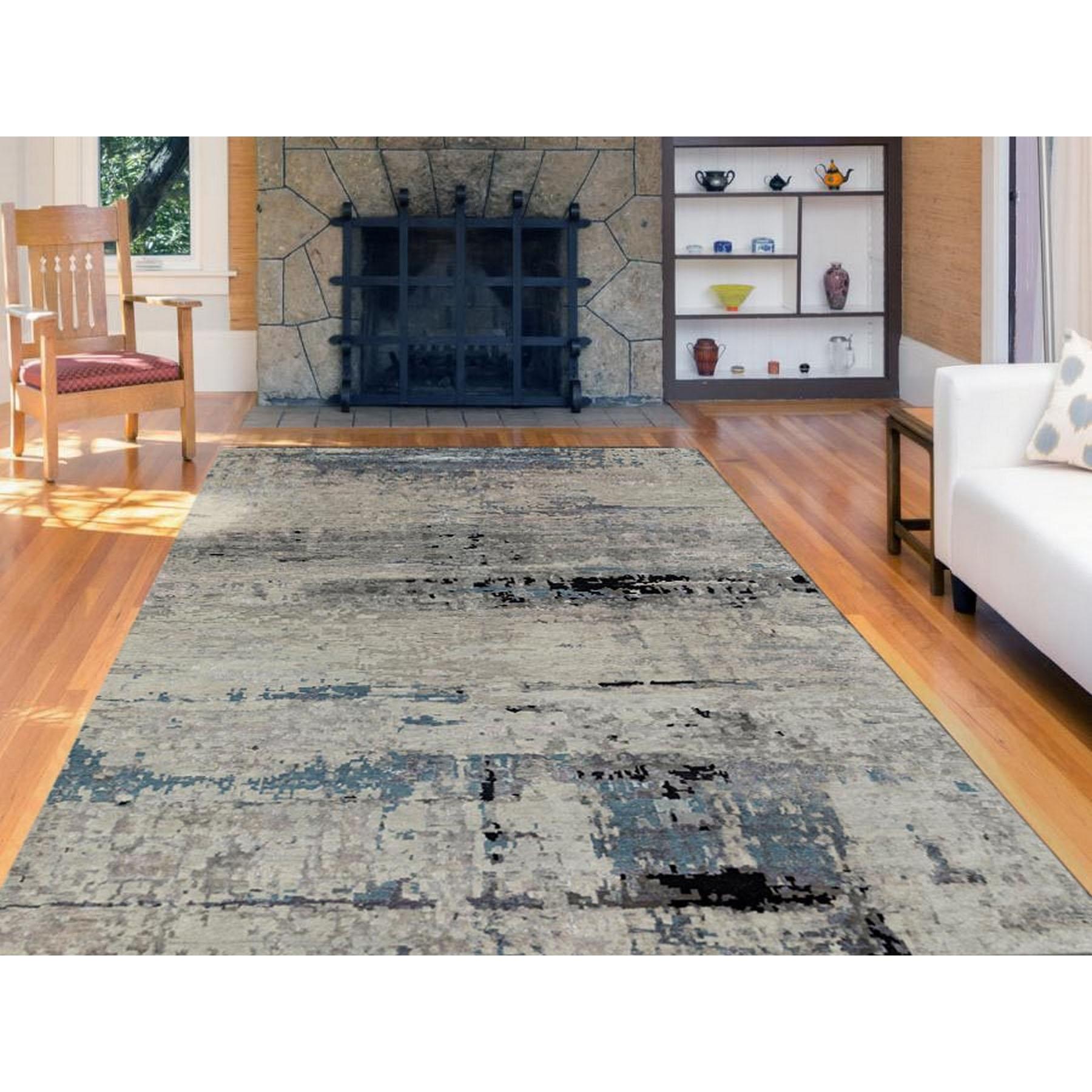 Il s'agit d'un véritable tapis d'Orient, unique en son genre, au design abstrait, moderne et bleu argenté, noué à la main avec de la laine et de la soie à poils longs. Il a été noué pendant des mois et des mois selon des techniques de tissage