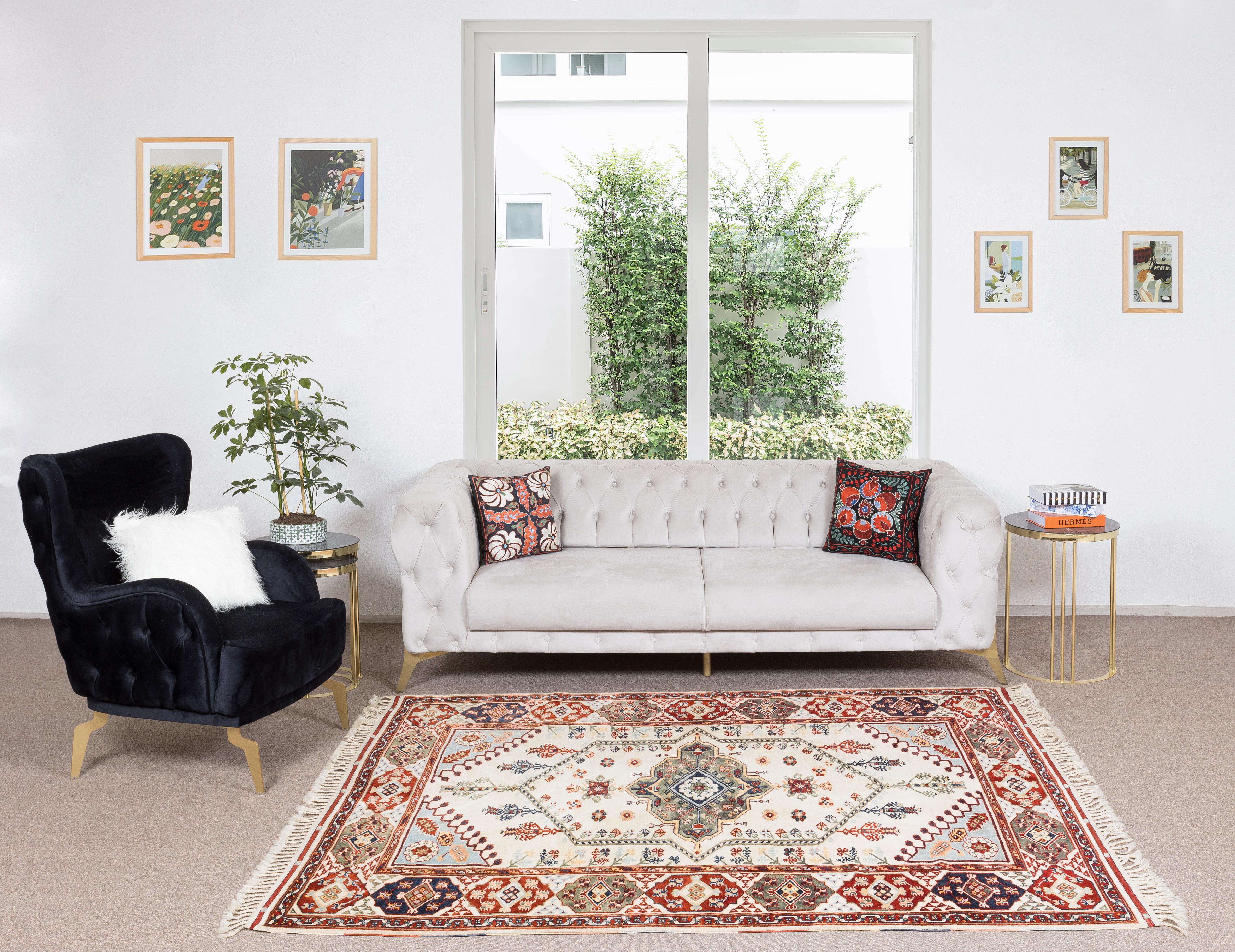 Tapis turc contemporain noué à la main.

Ce tapis moderne a un poil de laine moyen sur une base de laine.

Il est fabriqué à partir de mouton filé à la main de première qualité et de teintures naturelles, c'est-à-dire de teintures non chimiques à