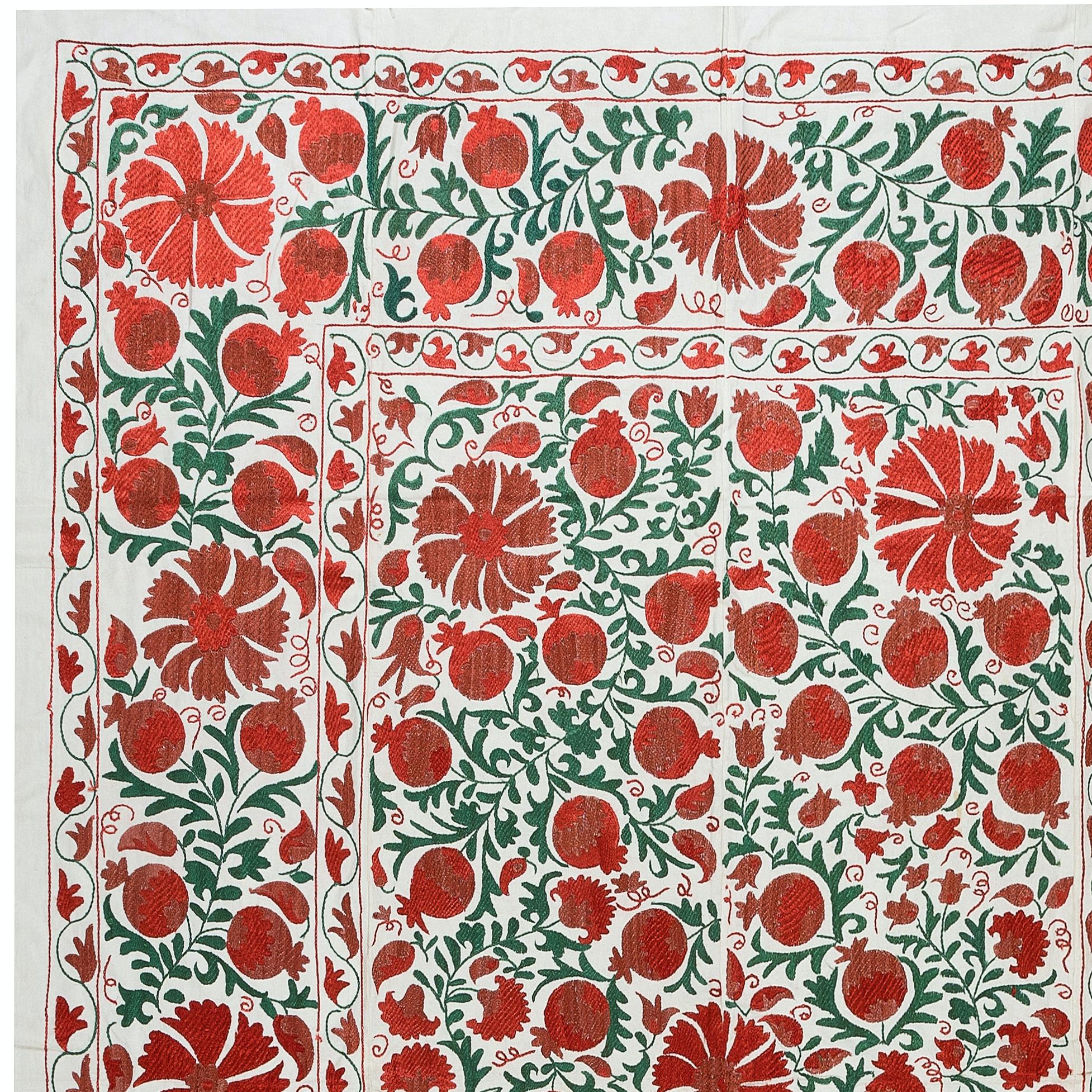 Suzani, ein zentralasiatischer Begriff für eine bestimmte Art von Handarbeit, ist auch der allgemeinere Name für die äußerst beliebten dekorativen Textilstücke, die diese Handarbeit in lebhaften Farben mit kühnen, ausdrucksstarken floralen und