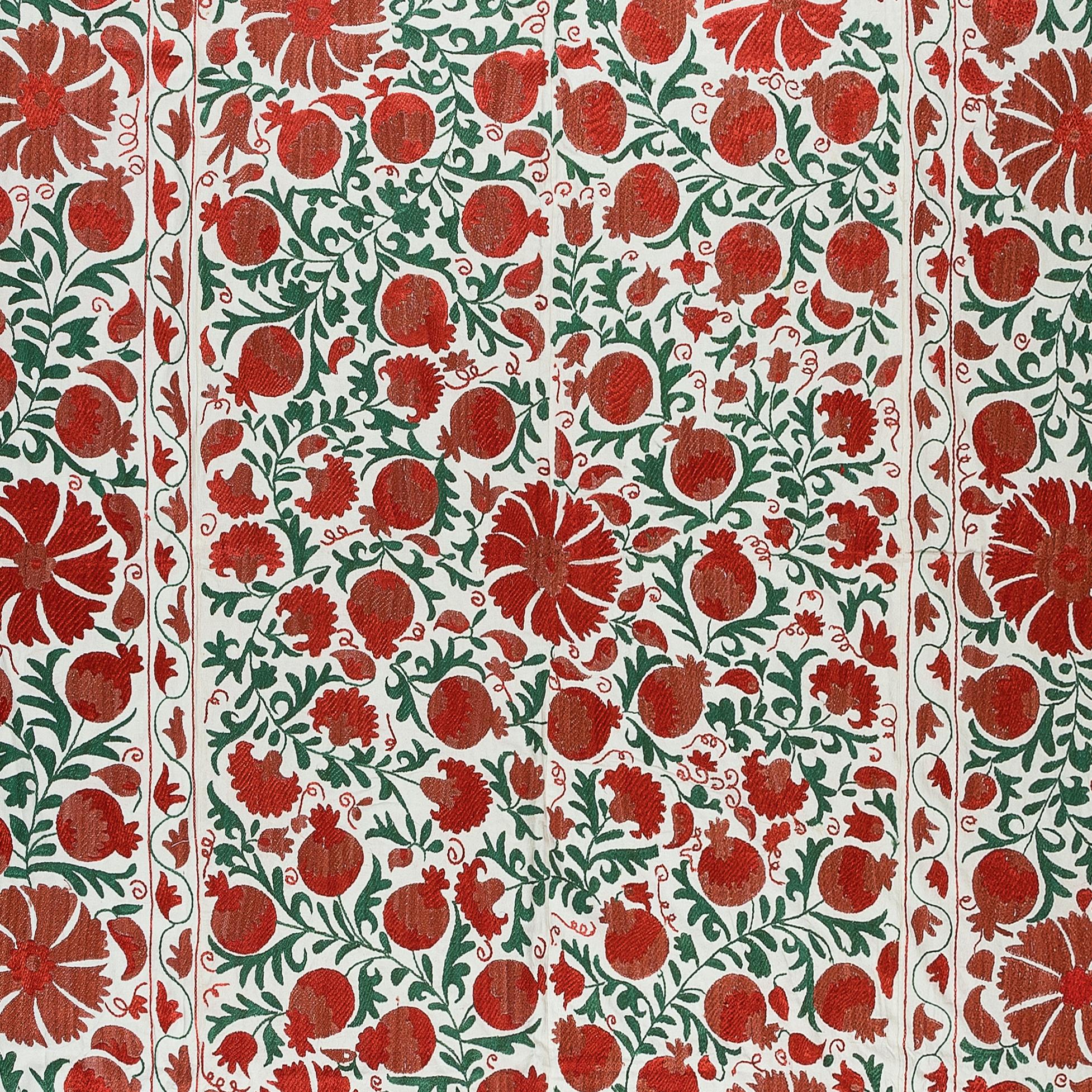 Bettbezug aus Seide mit Stickerei in Creme, Rot und Grün, 6.3x8,3 m, Suzani Wandbehang (Usbekisch) im Angebot