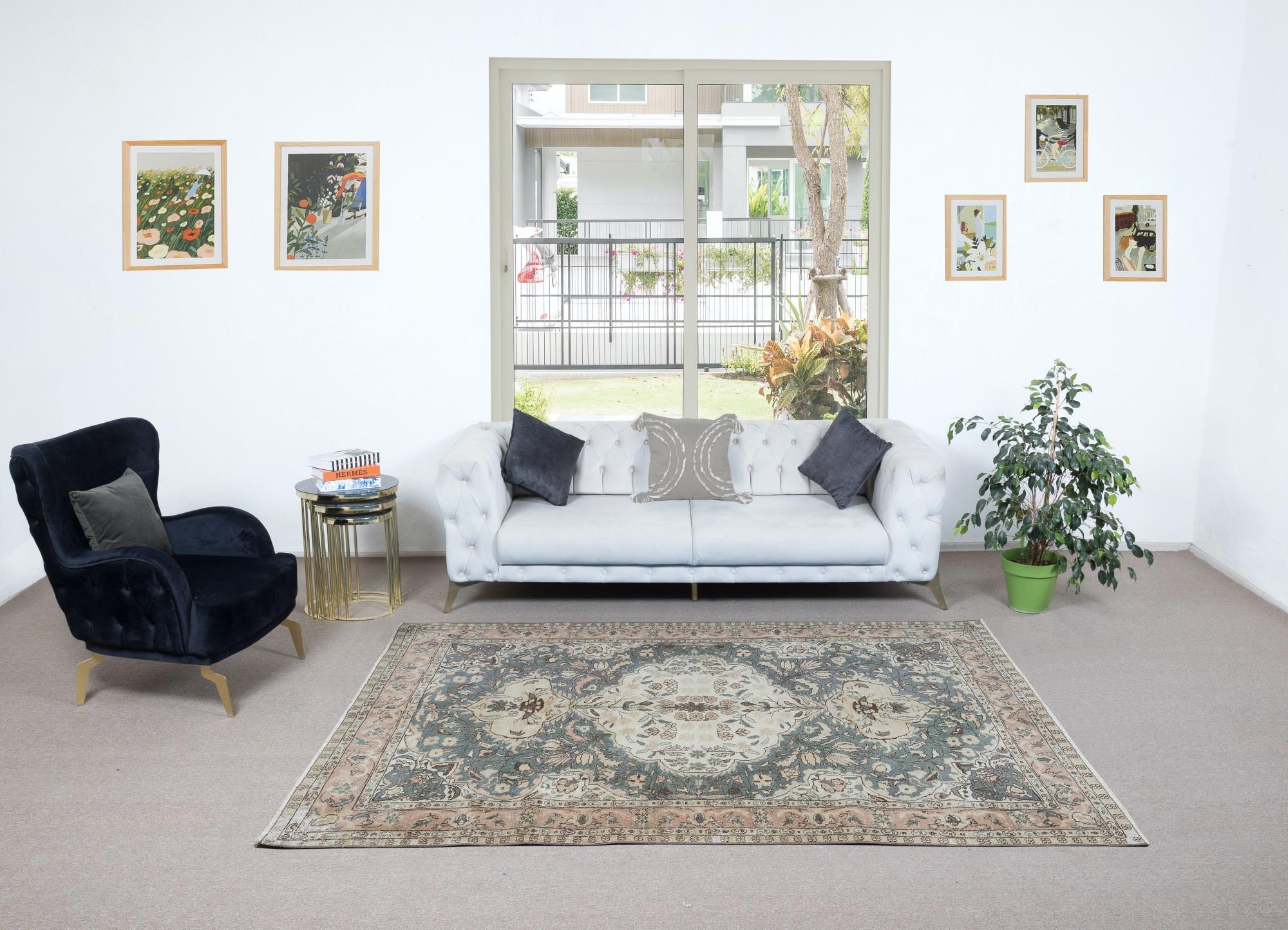Tapis turc vintage finement noué à la main, datant des années 1960. Le tapis a même des poils bas en laine sur une base en coton. Il est lourd et repose à plat sur le sol, en très bon état et sans problème. Il a été lavé de manière professionnelle.