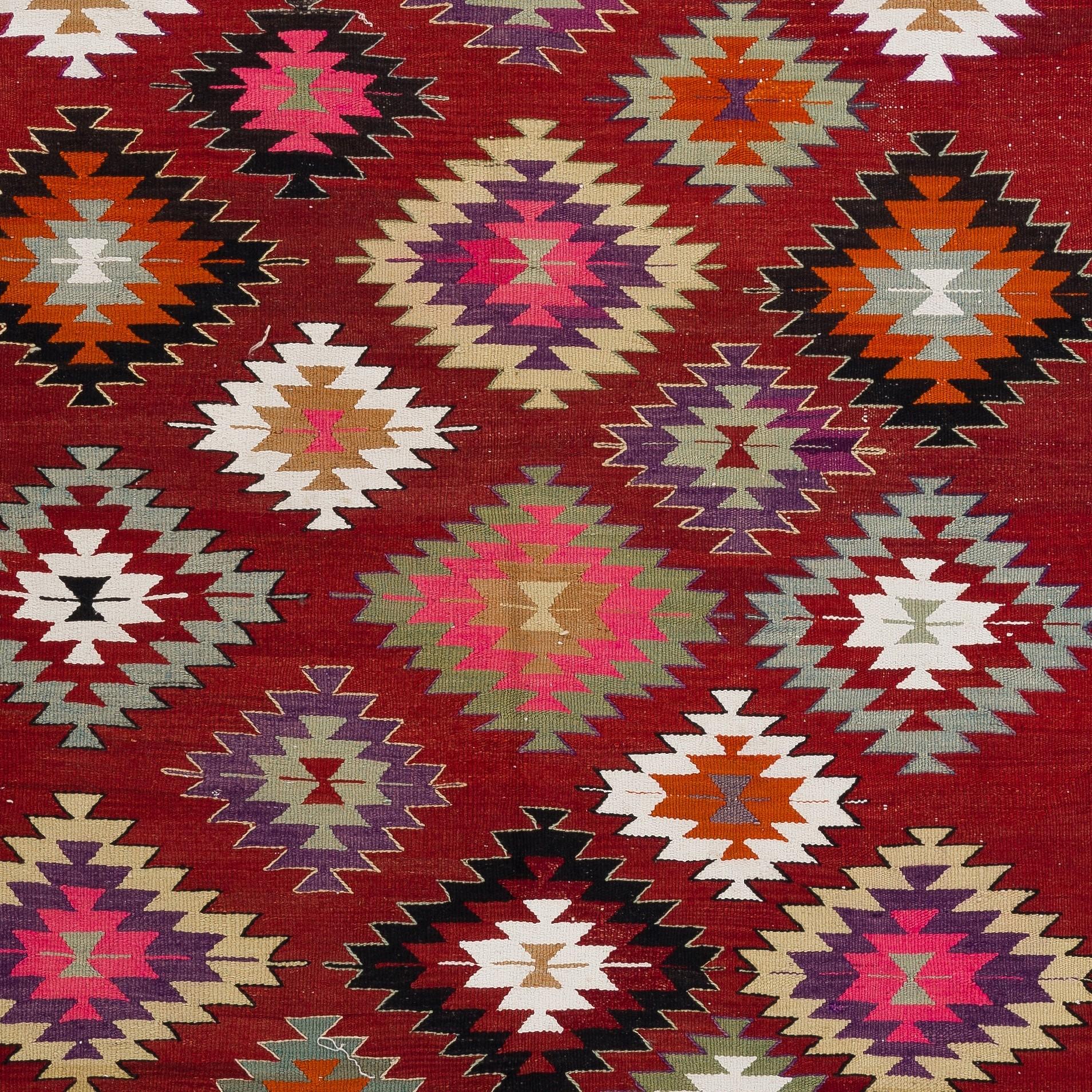 Un colorido Kilim turco (alfombra de tejido plano) en excelente estado original. Está finamente tejida a mano con lana natural. Medidas: 6,3 x 8,6 Pies.

Este magnífico kilim presenta motivos de diamantes escalonados encajados unos dentro de