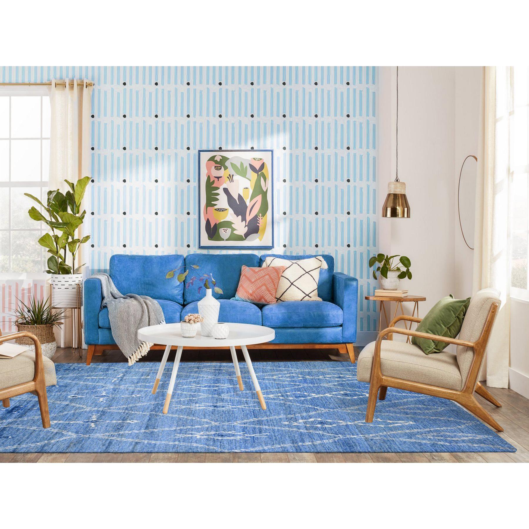Il s'agit d'un véritable tapis d'Orient bleu acier, en laine organique nouée à la main, au design berbère marocain Boujaad, avec des teintures naturelles. Il a été noué pendant des mois et des mois selon des techniques de tissage séculaires par des