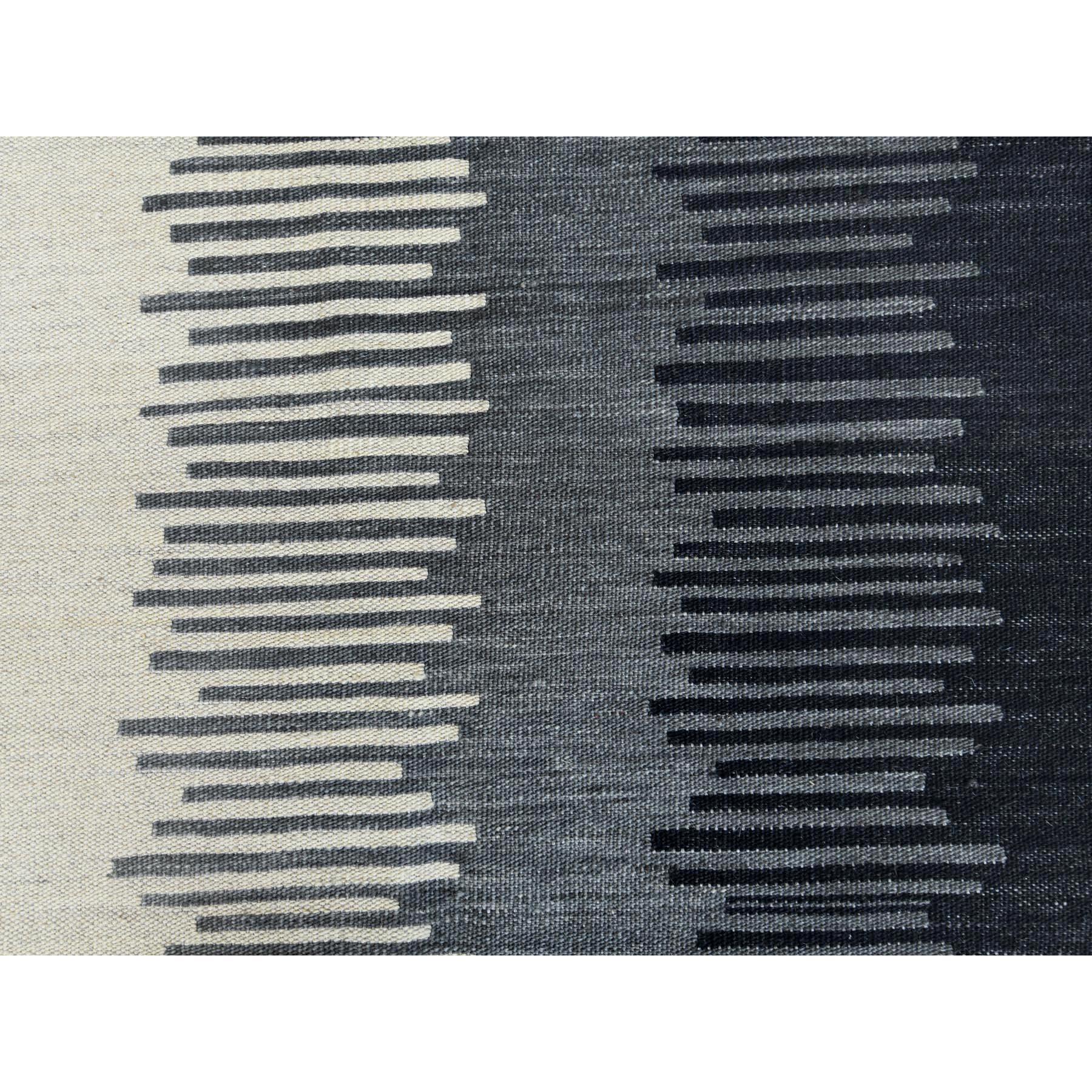 Dies ist eine wirklich echte one-of-a-kind Avant-Garde Design mit offenen Feld Flachgewebe Kilim reine Wolle Reversible Hand gewebt orientalischen Teppich. Es wurde monatelang in jahrhundertealten Webtechniken von erfahrenen Kunsthandwerkern