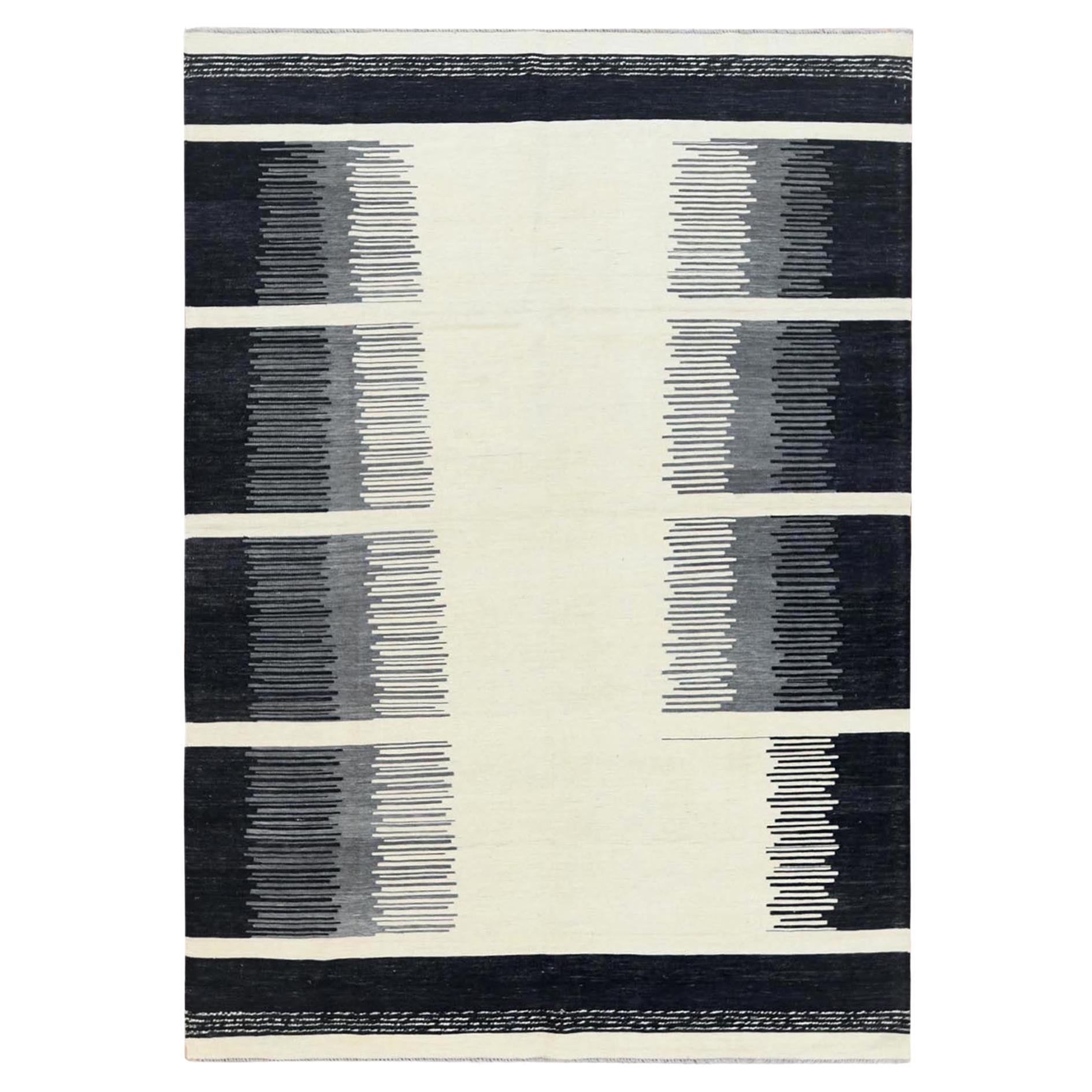 6'3 "x9' Avant-Garde Design mit offenem Feld Flachgewebe Kilim Wendeteppich im Angebot