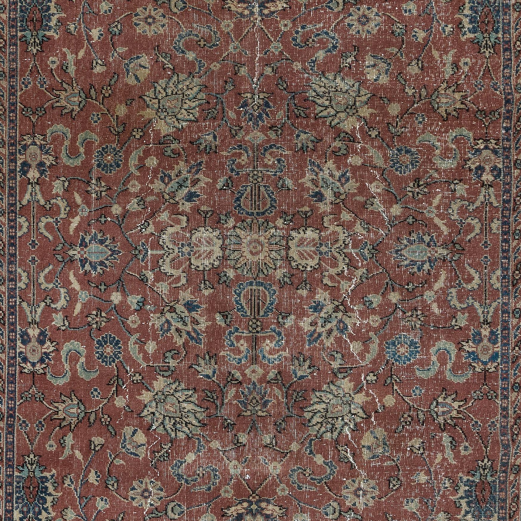 Turco Tappeto romantico vintage fatto a mano 6,3x9 piedi in rosso e blu scuro con design botanico in vendita