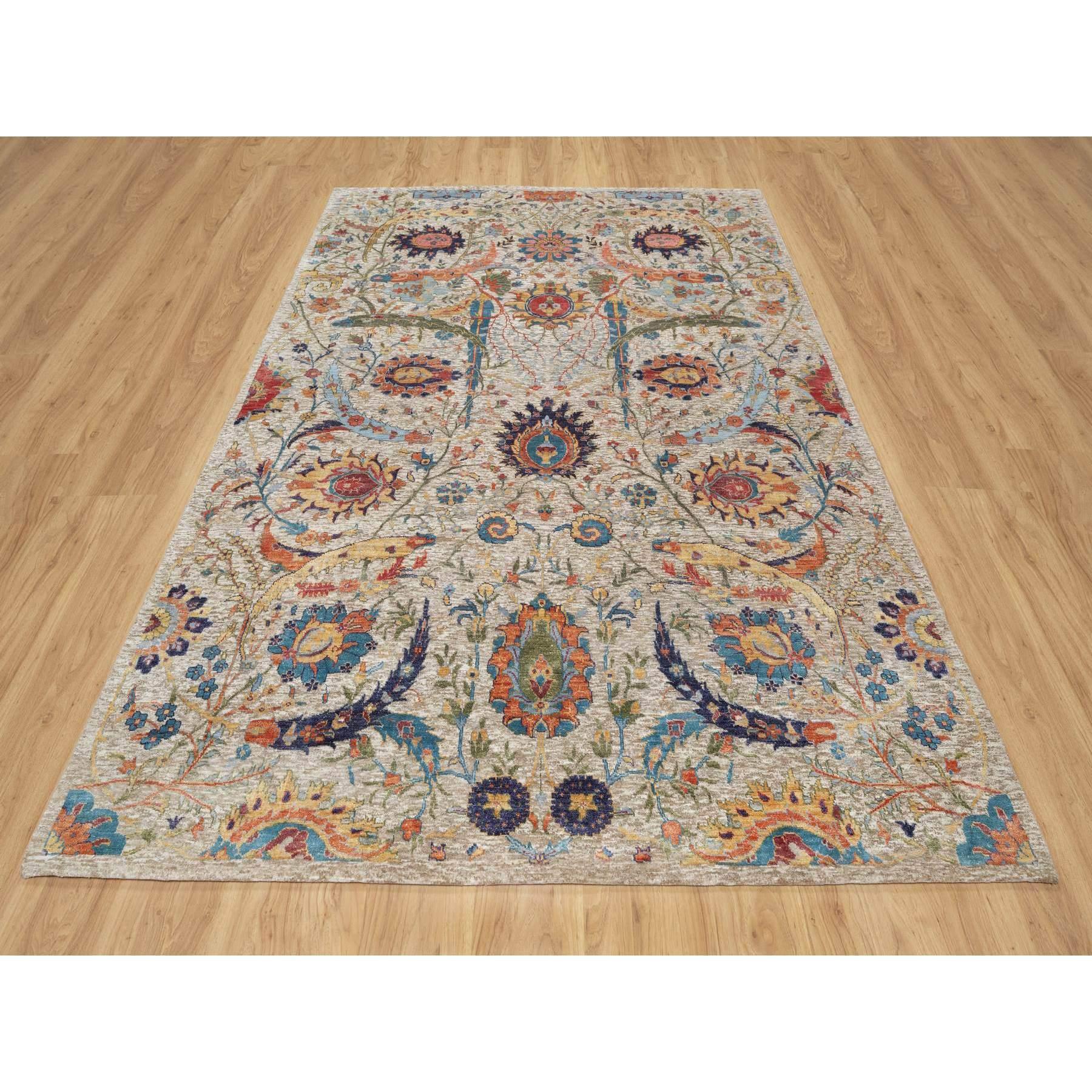 Se trata de una auténtica alfombra oriental de seda y lana texturizada anudada a mano, con diseño de hoja de hoz. Ha sido anudada durante meses y meses con técnicas artesanales de tejido centenarias por expertos artesanos.
Materiales primarios: Lana