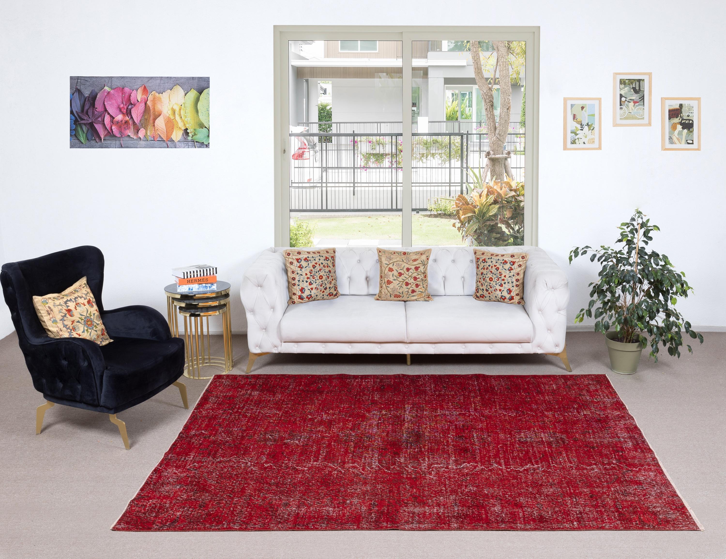 Unsere gefärbten Teppiche sind allesamt handgeknüpfte türkische Vintage-Teppiche, die in unserer Werkstatt sorgfältig restauriert und neu gestaltet wurden, damit sie zu einer breiten Palette von Einrichtungsstilen passen - von modern und