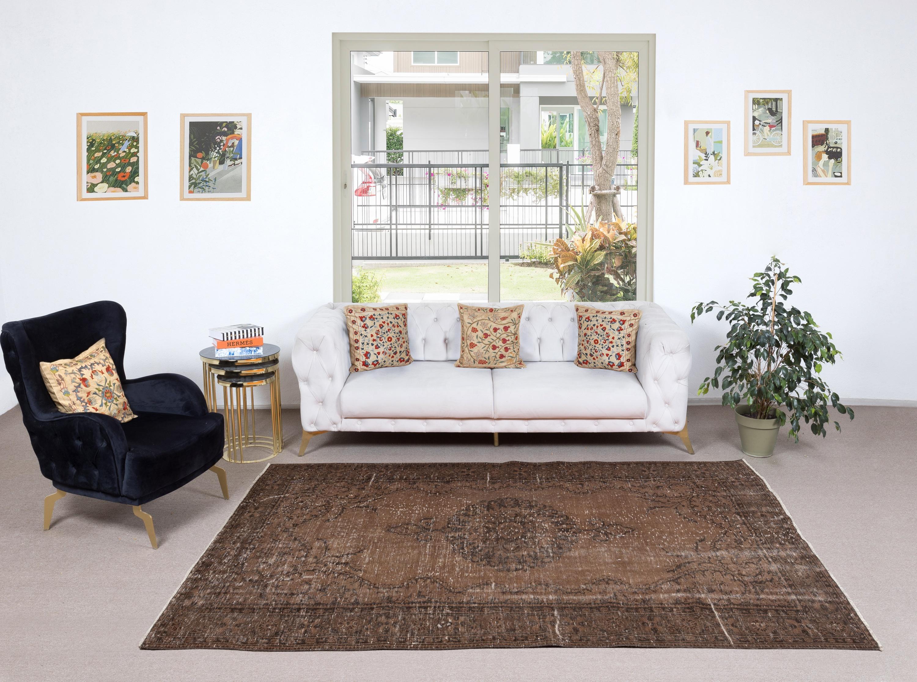 Unsere gefärbten Teppiche sind allesamt handgeknüpfte türkische Vintage-Teppiche, die in unserer Werkstatt sorgfältig restauriert und neu gestaltet wurden, damit sie zu einer breiten Palette von Einrichtungsstilen passen - von modern und