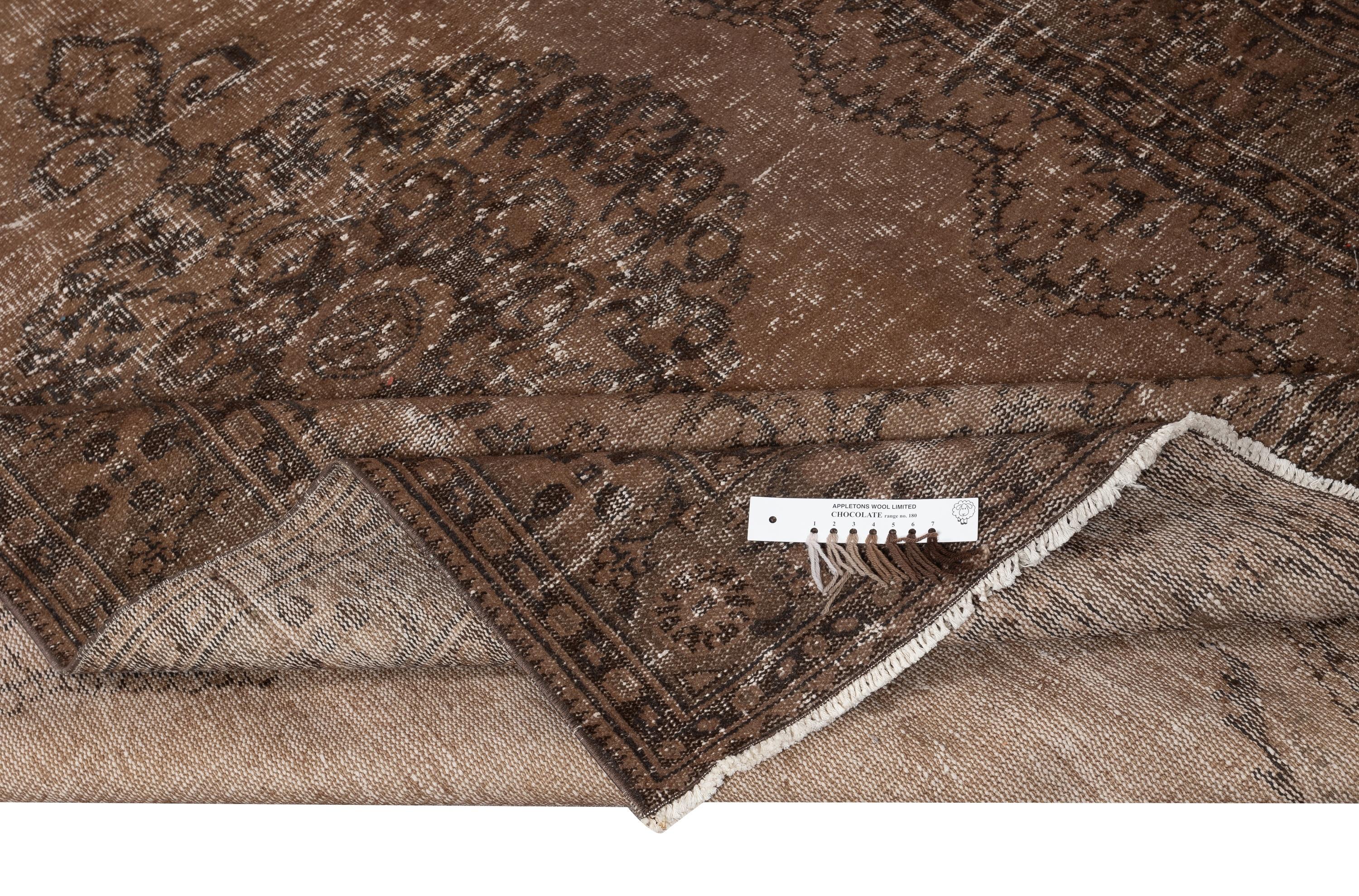 6.3x9.4 Ft Braun gefärbter handgefertigter Teppich. Vintage Turkish Area Rug für Wohnzimmer (Moderne) im Angebot